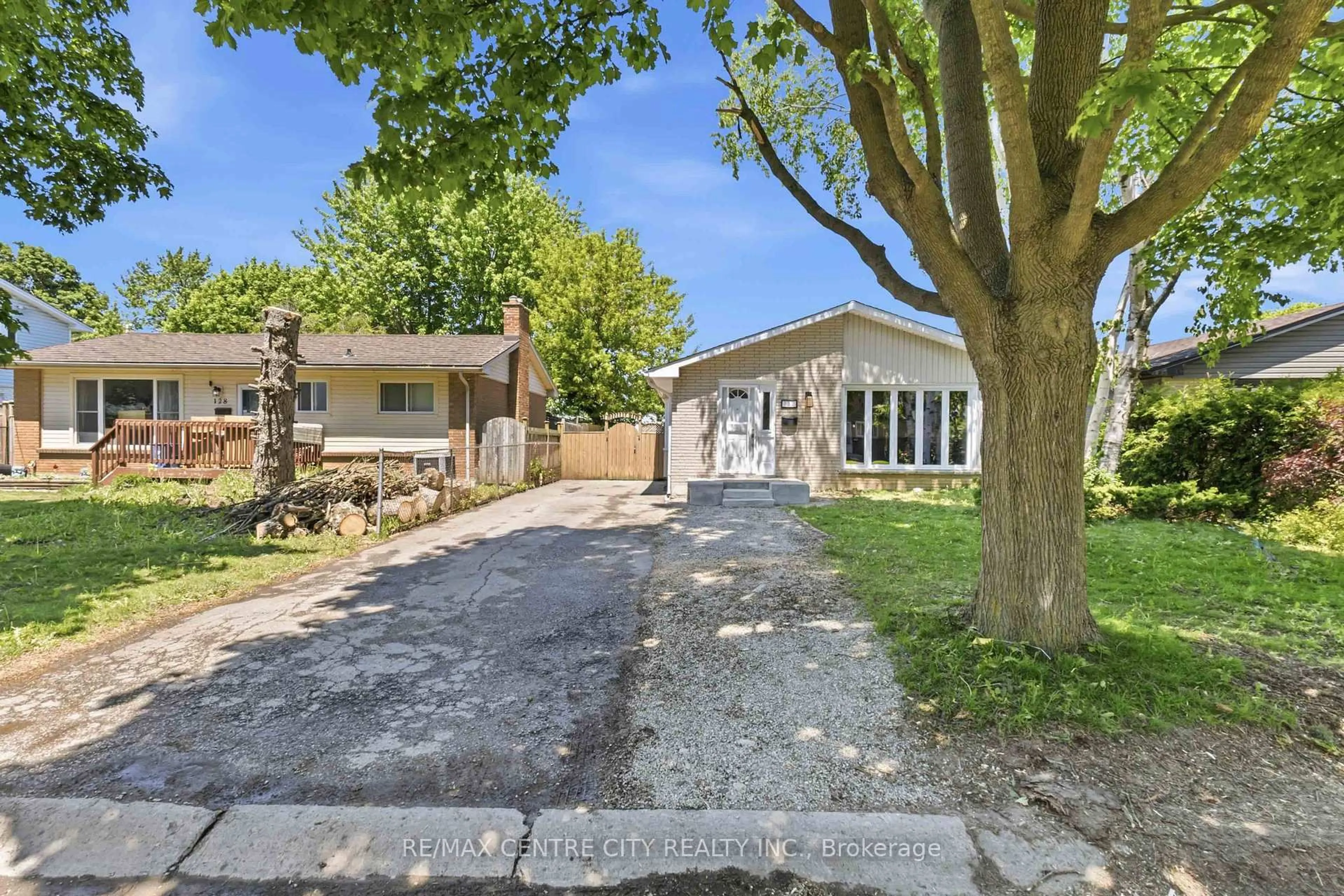 A pic from outside/outdoor area/front of a property/back of a property/a pic from drone, street for 132 Toulon Cres, London East Ontario N5V 1J5