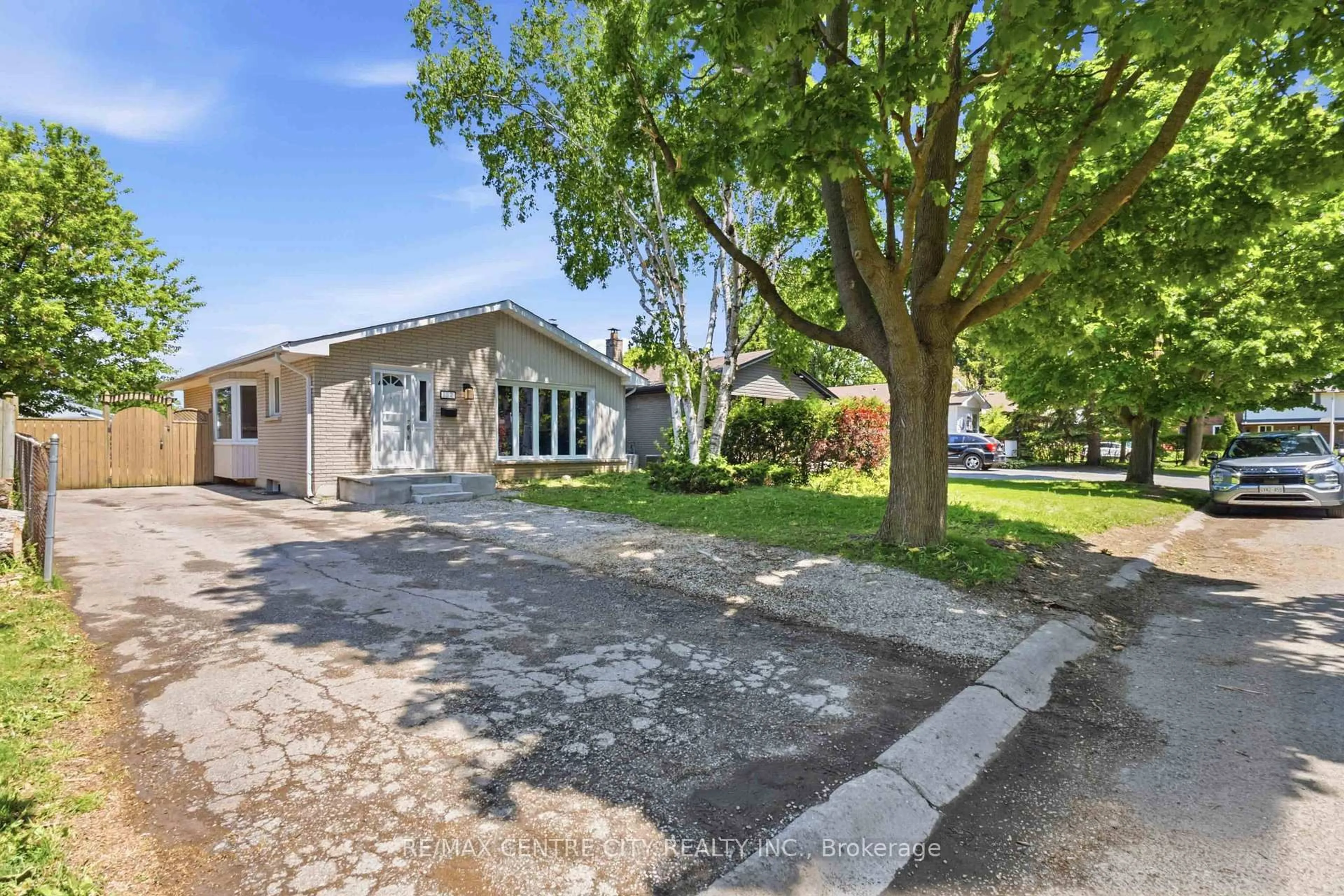 A pic from outside/outdoor area/front of a property/back of a property/a pic from drone, street for 132 Toulon Cres, London East Ontario N5V 1J5