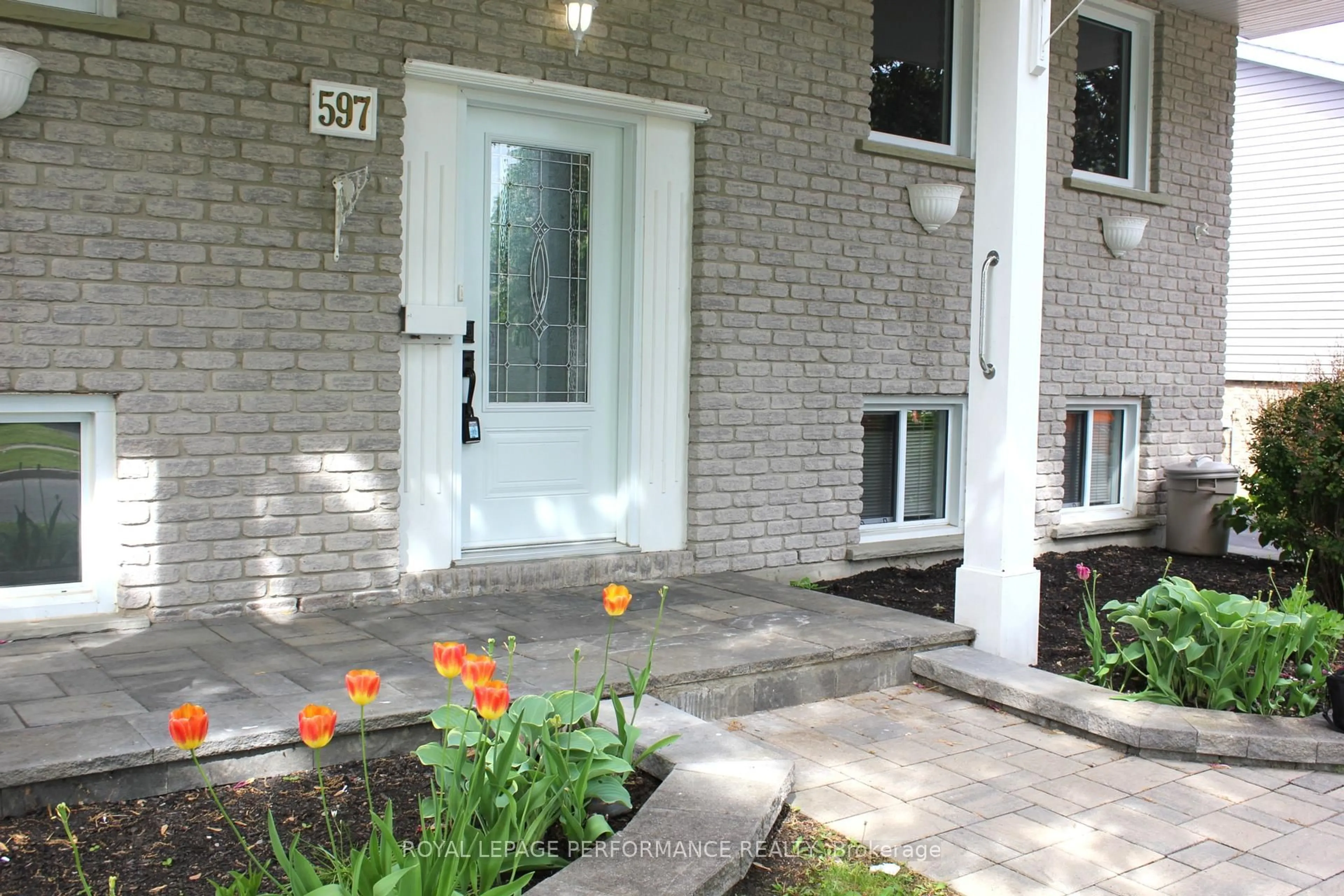 Indoor entryway for 597 Jase St, Cornwall Ontario K6H 7E9