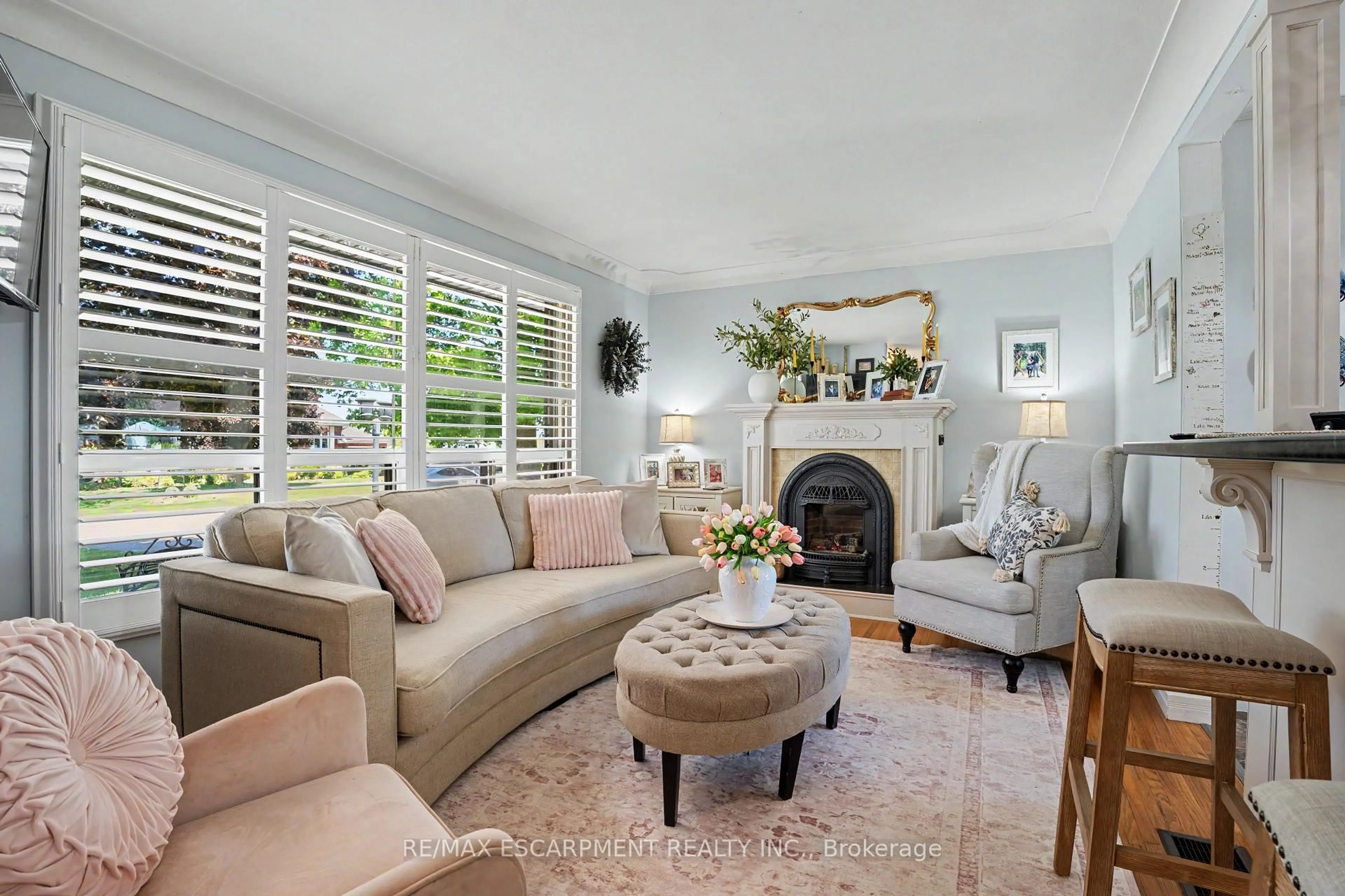 Living room with furniture, unknown for 52 Lorne Ave, Brant Ontario N0E 1A0