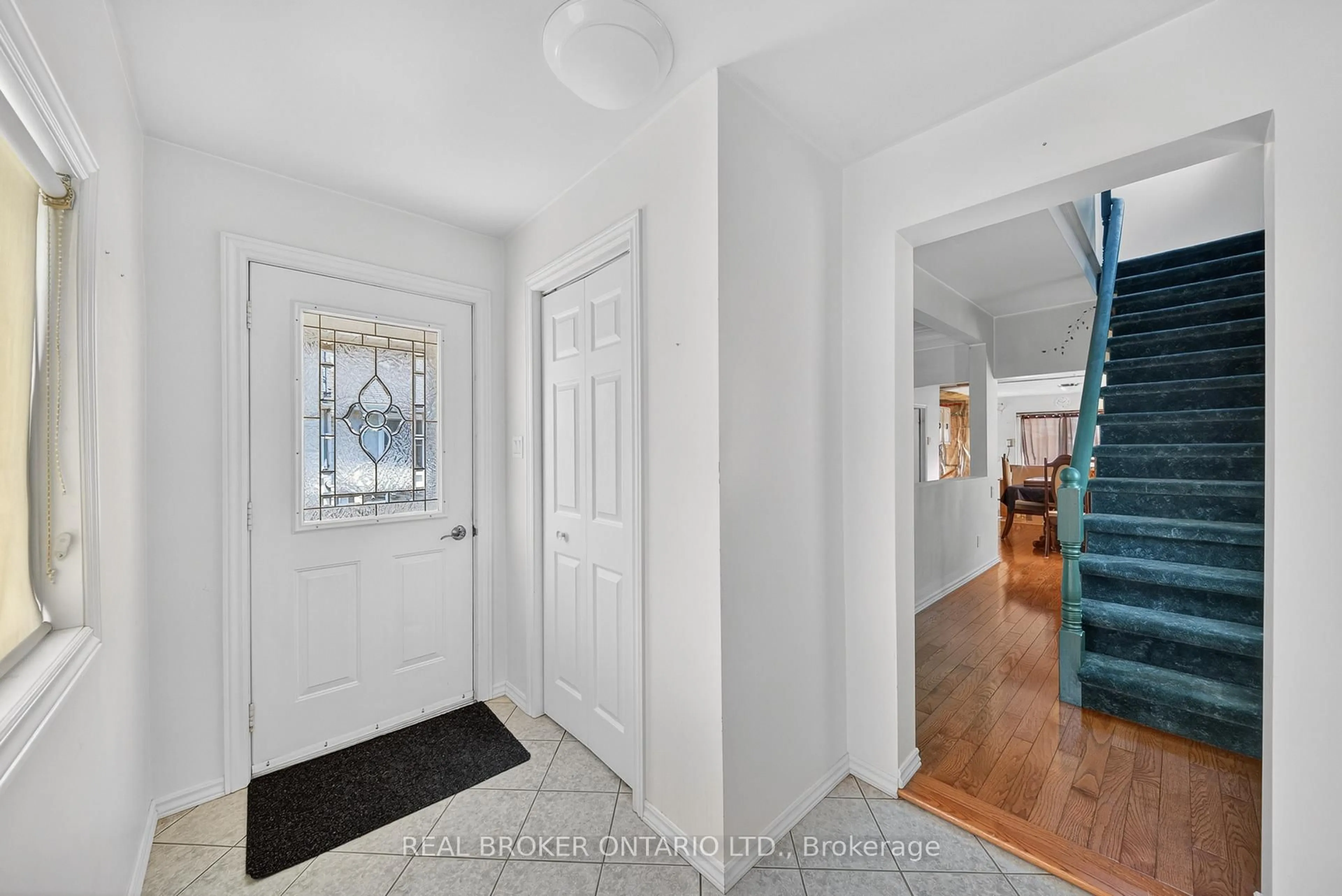 Indoor entryway for 55 Merigold St, St. Catharines Ontario L2S 2N6