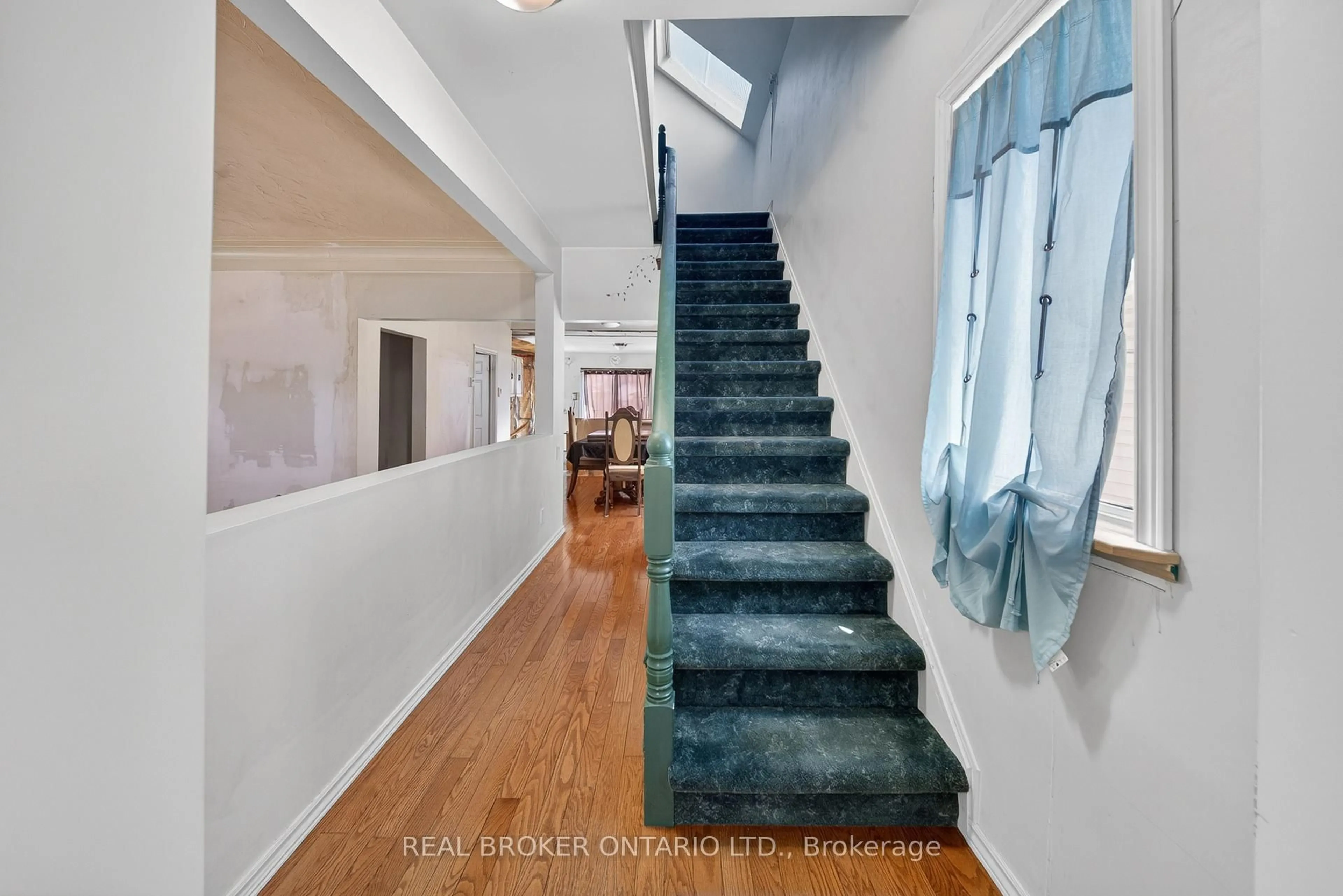 Indoor foyer for 55 Merigold St, St. Catharines Ontario L2S 2N6