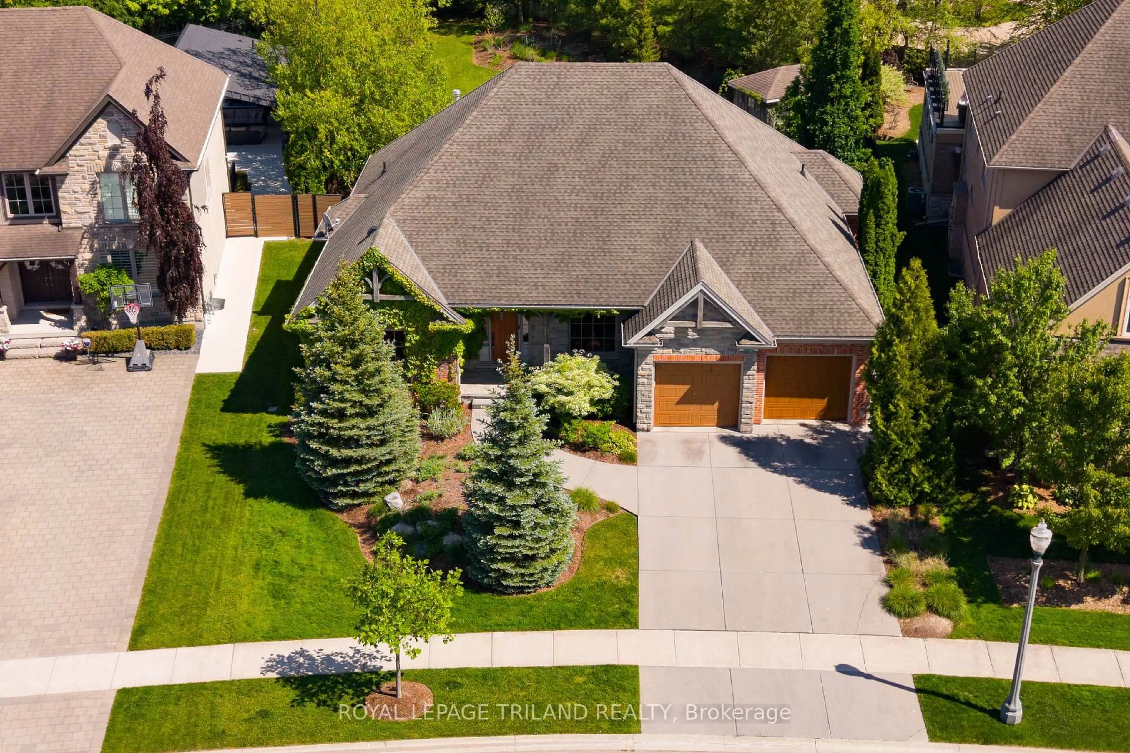 A pic from outside/outdoor area/front of a property/back of a property/a pic from drone, street for 683 EAGLETRACE Dr, London North Ontario N6G 0E8