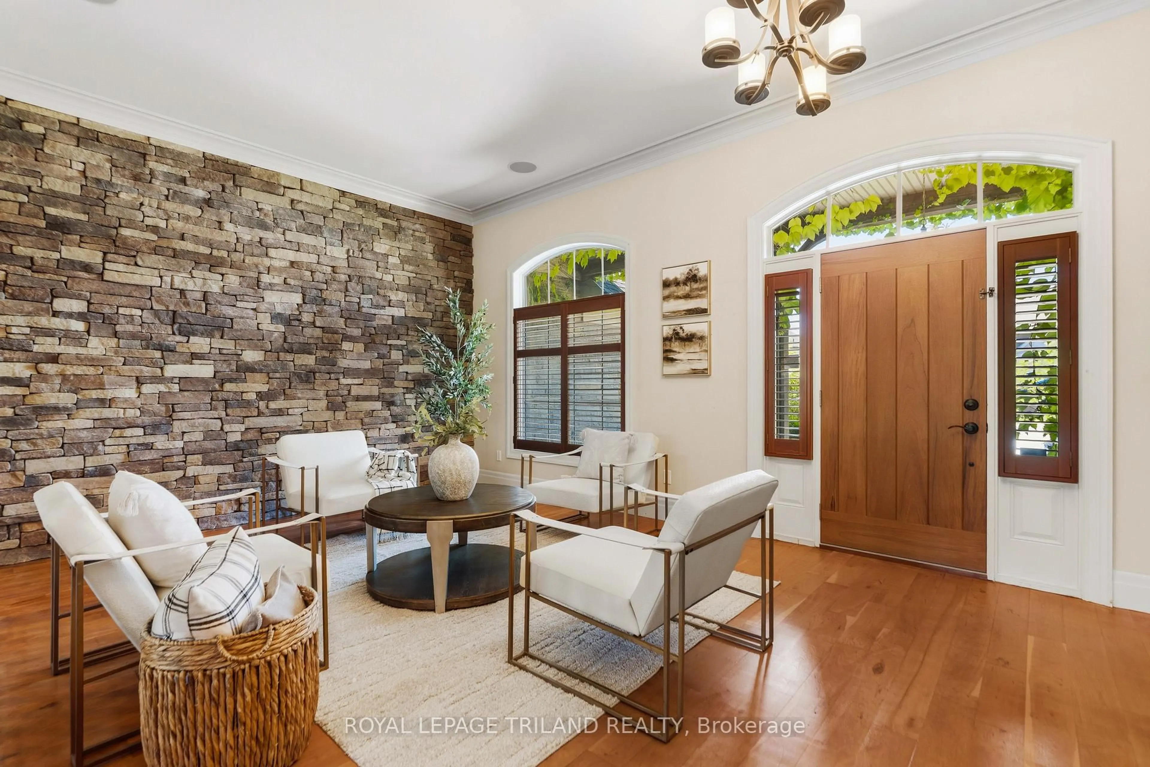 Indoor entryway for 683 EAGLETRACE Dr, London North Ontario N6G 0E8