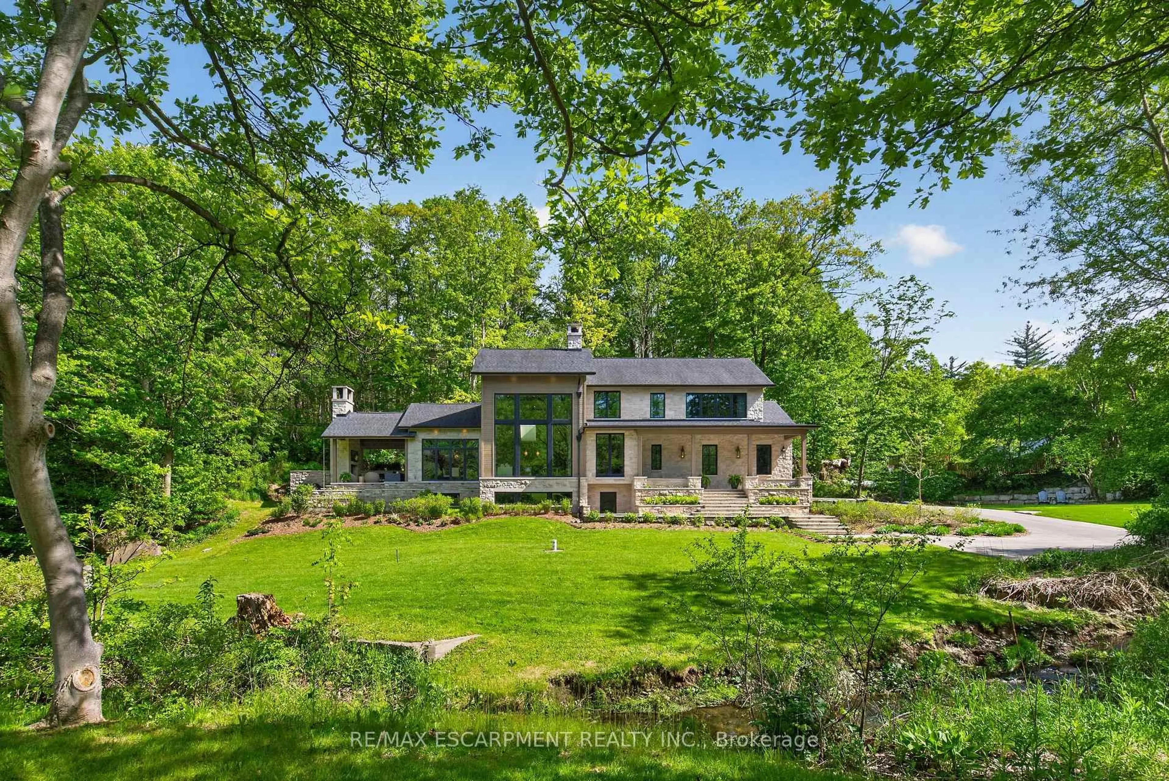 A pic from outside/outdoor area/front of a property/back of a property/a pic from drone, unknown for 981 MINERAL SPRINGS Rd, Hamilton Ontario L9H 5E3