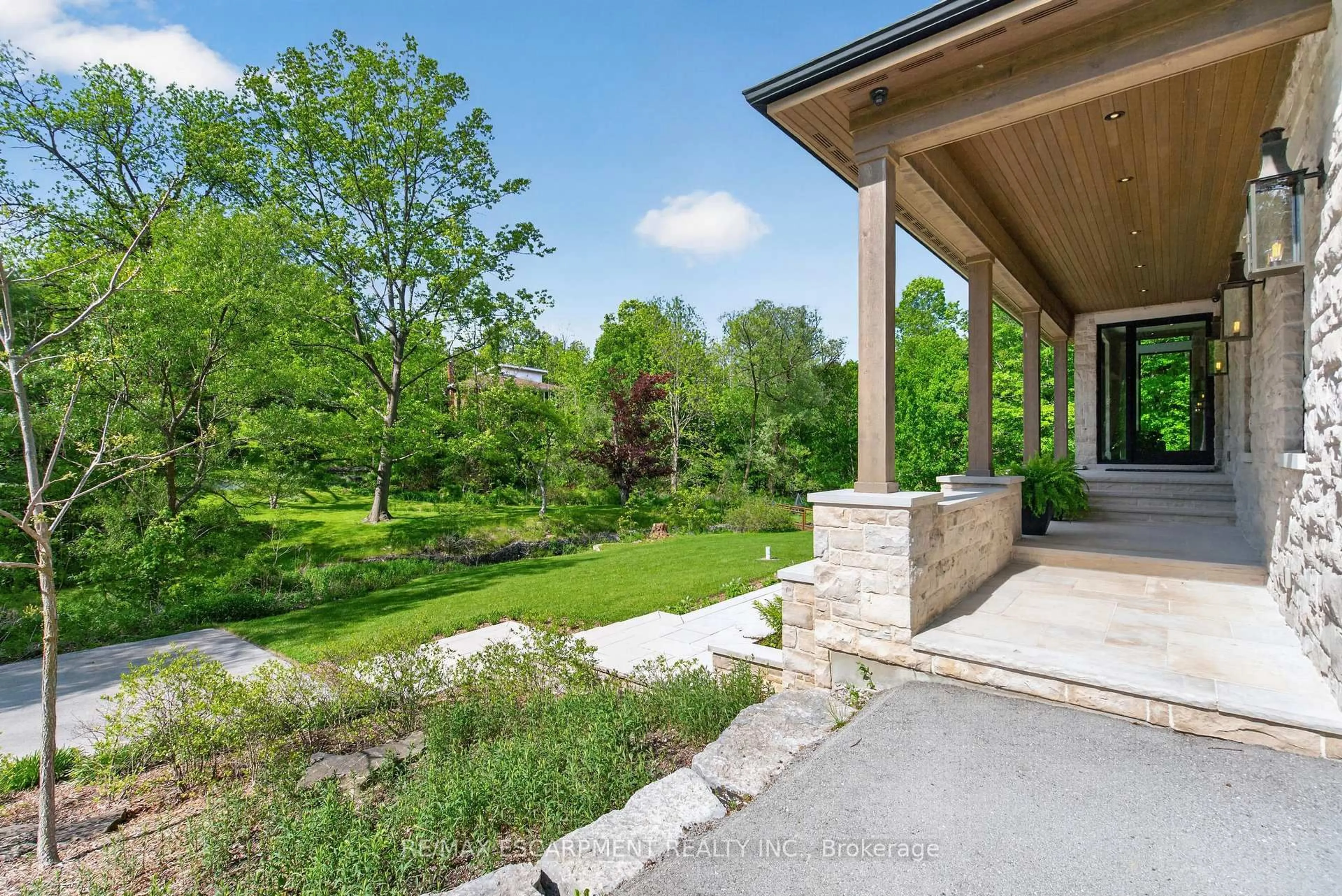 Patio, unknown for 981 MINERAL SPRINGS Rd, Hamilton Ontario L9H 5E3