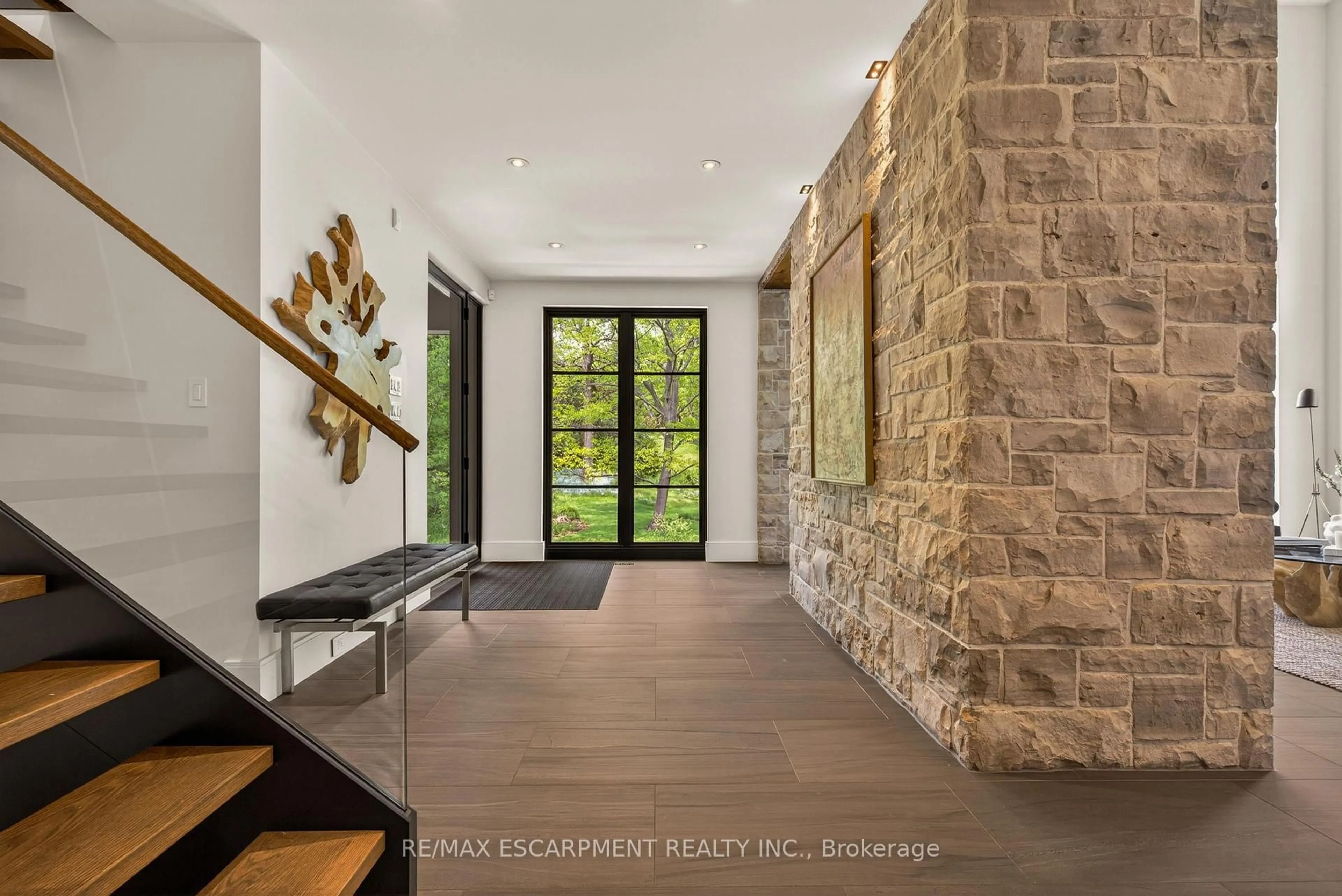 Indoor entryway for 981 MINERAL SPRINGS Rd, Hamilton Ontario L9H 5E3