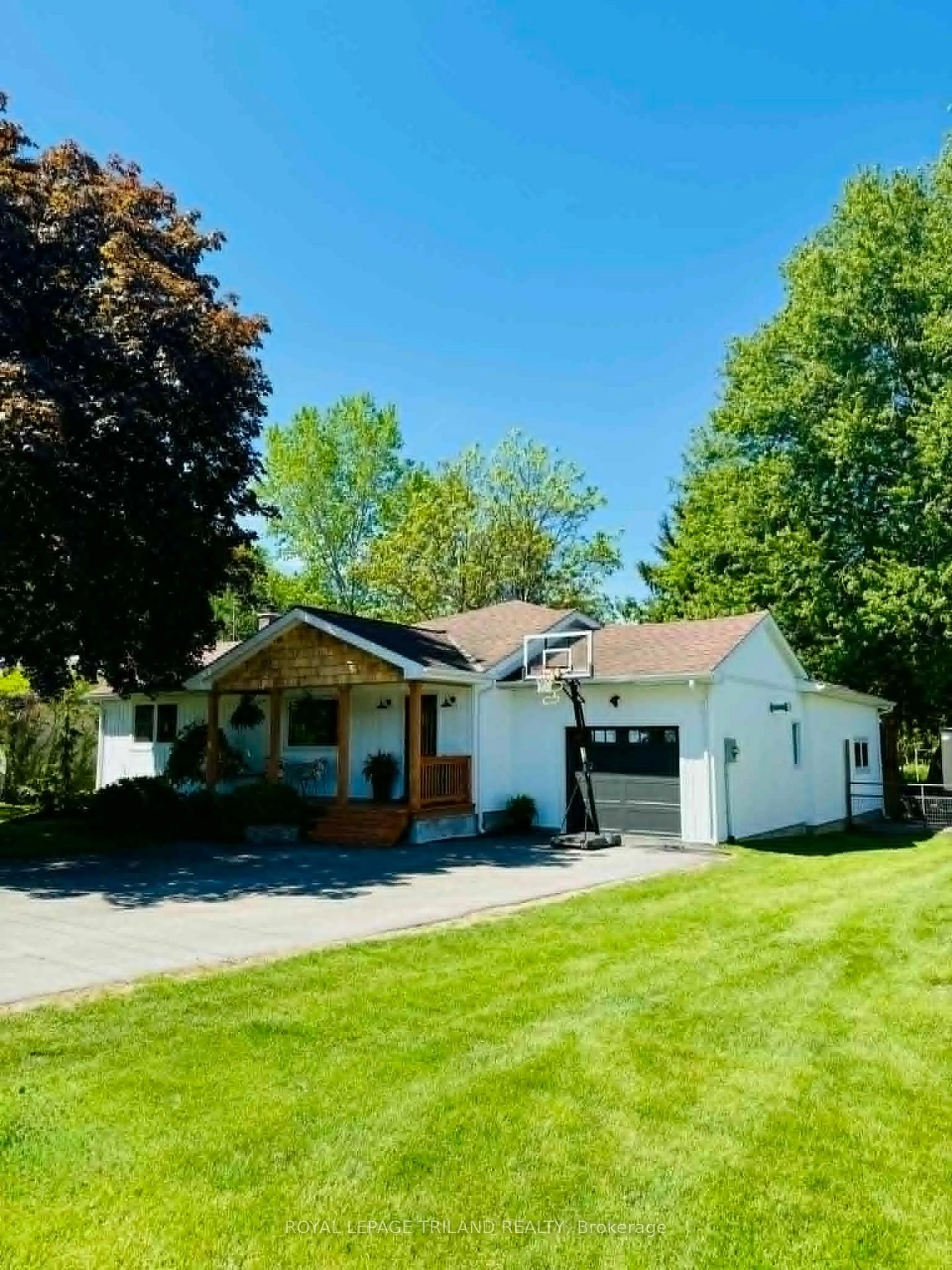 A pic from outside/outdoor area/front of a property/back of a property/a pic from drone, street for 298 Sunset Dr, Central Elgin Ontario N5R 3C5