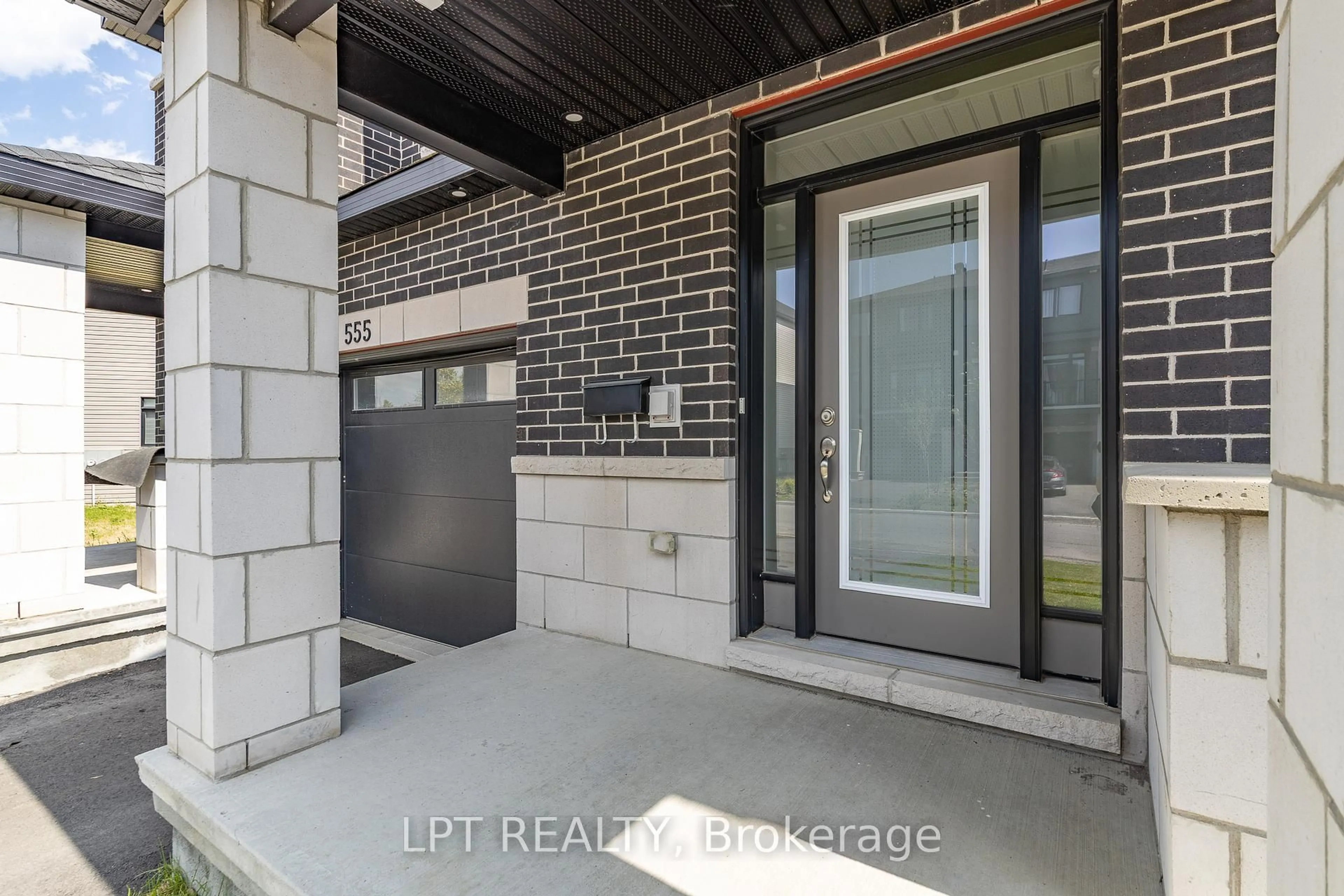 Indoor entryway for 557 Tahoe Hts, Ottawa Ontario K1T 0X4