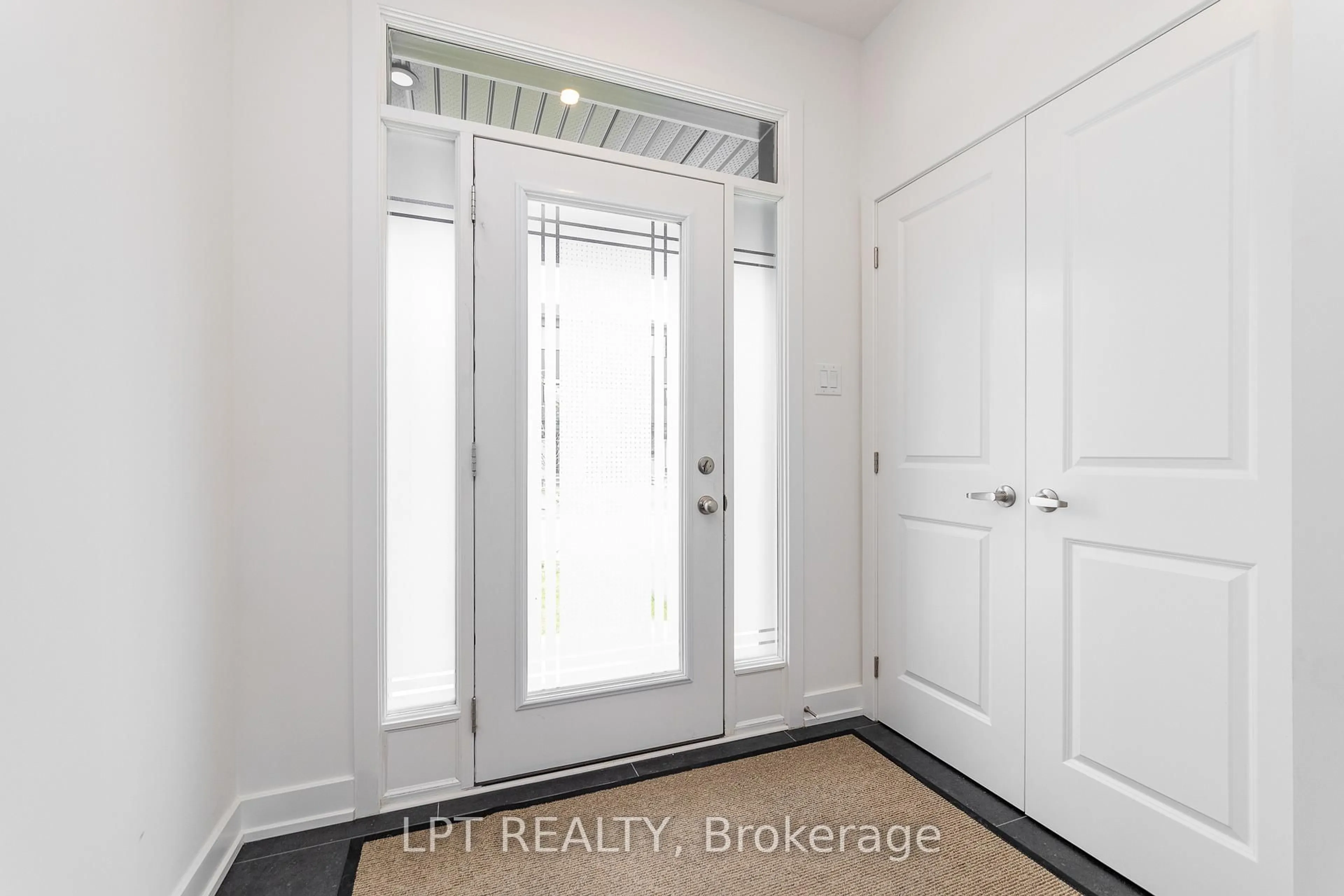 Indoor entryway for 557 Tahoe Hts, Ottawa Ontario K1T 0X4