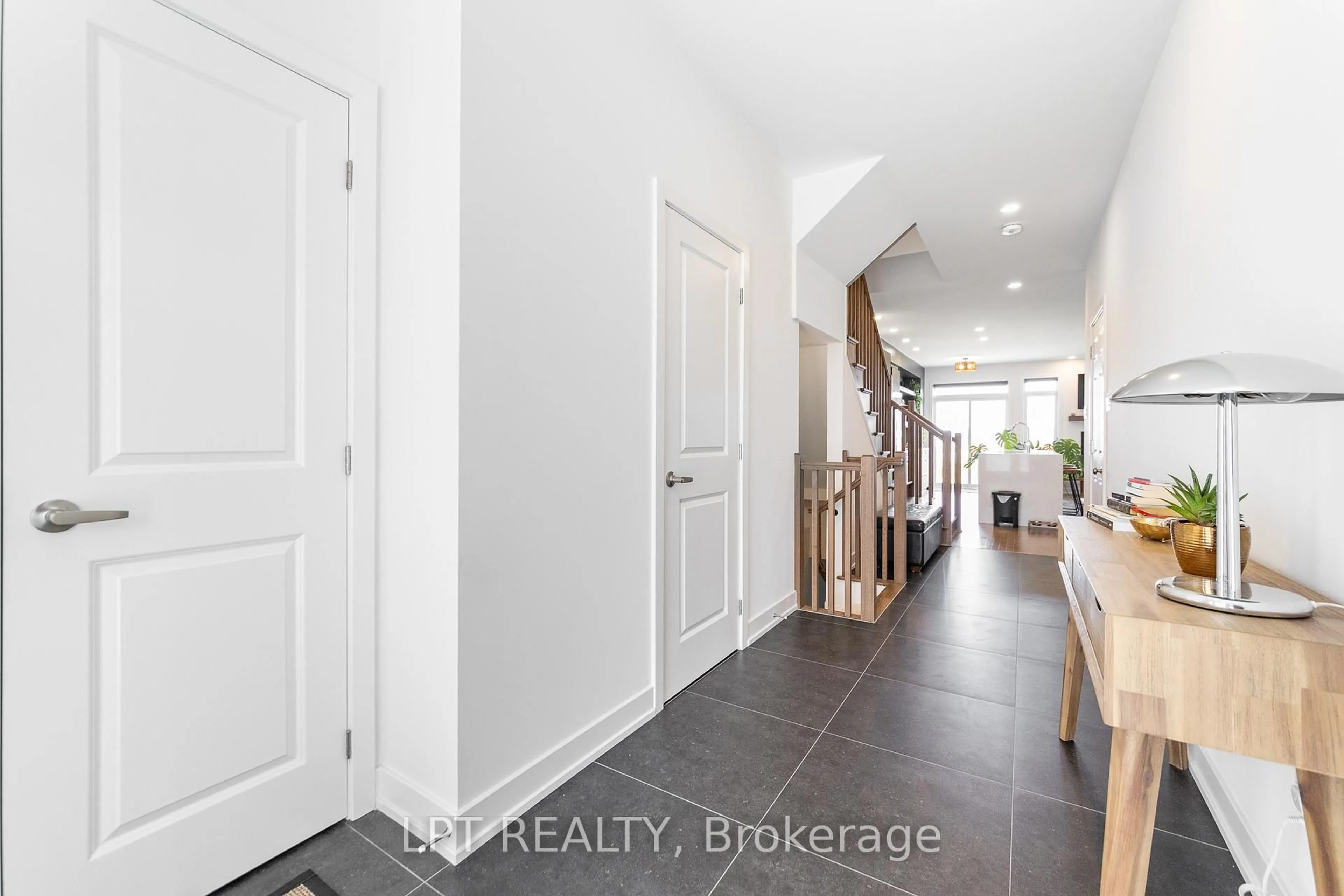 Indoor entryway for 557 Tahoe Hts, Ottawa Ontario K1T 0X4