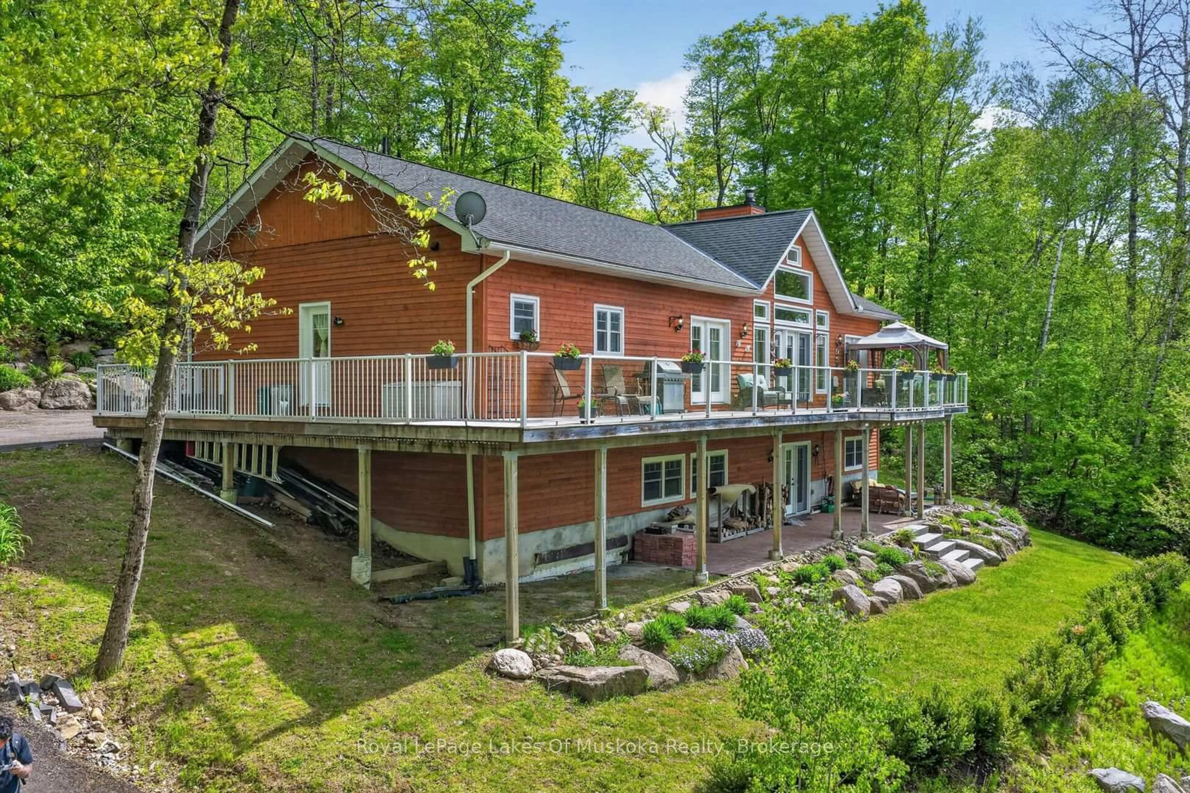 A pic from outside/outdoor area/front of a property/back of a property/a pic from drone, water/lake/river/ocean view for 400 Markles Rd, Huntsville Ontario P1H 0J1