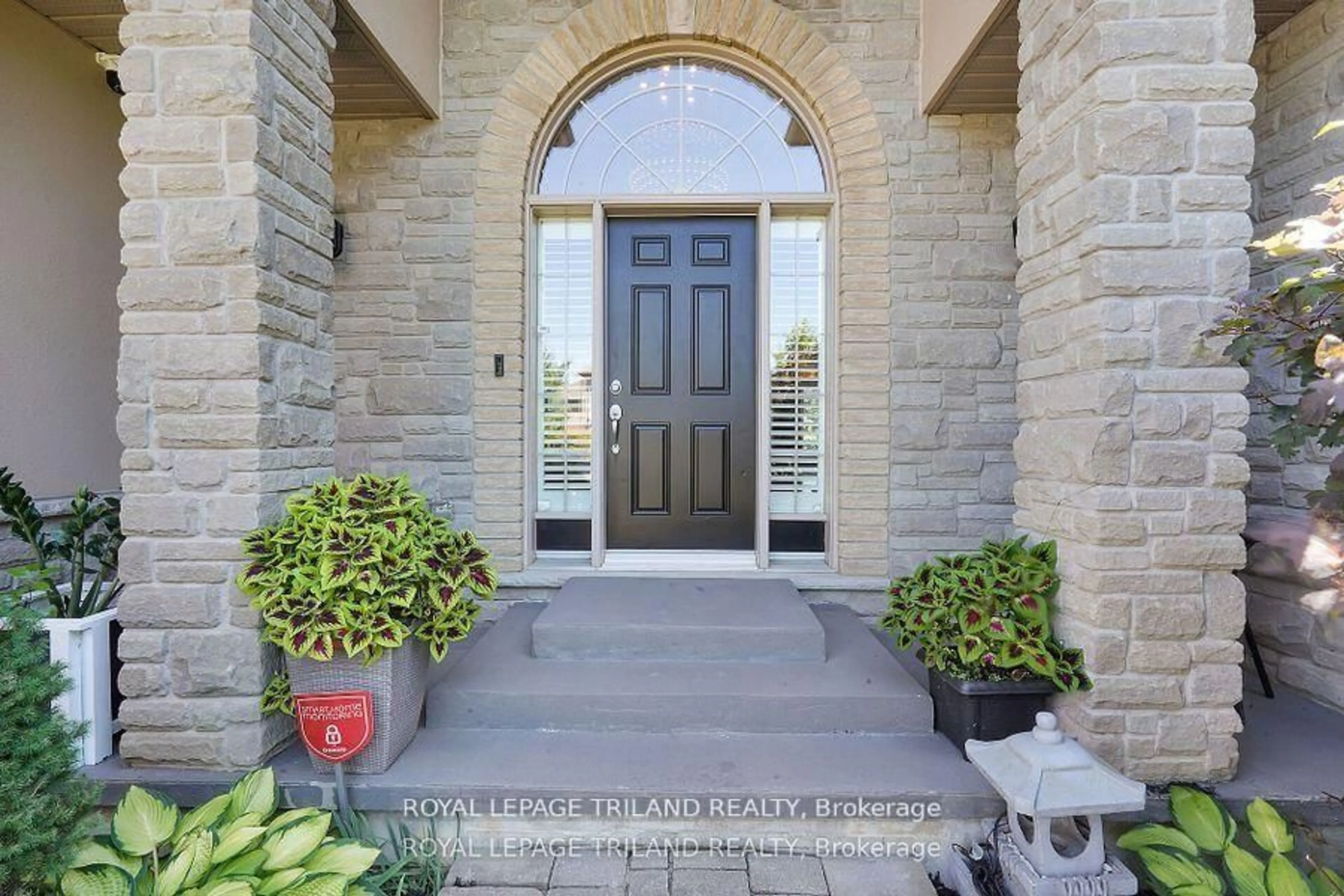 Indoor entryway for 7119 Clayton Walk, London South Ontario N6P 1V3