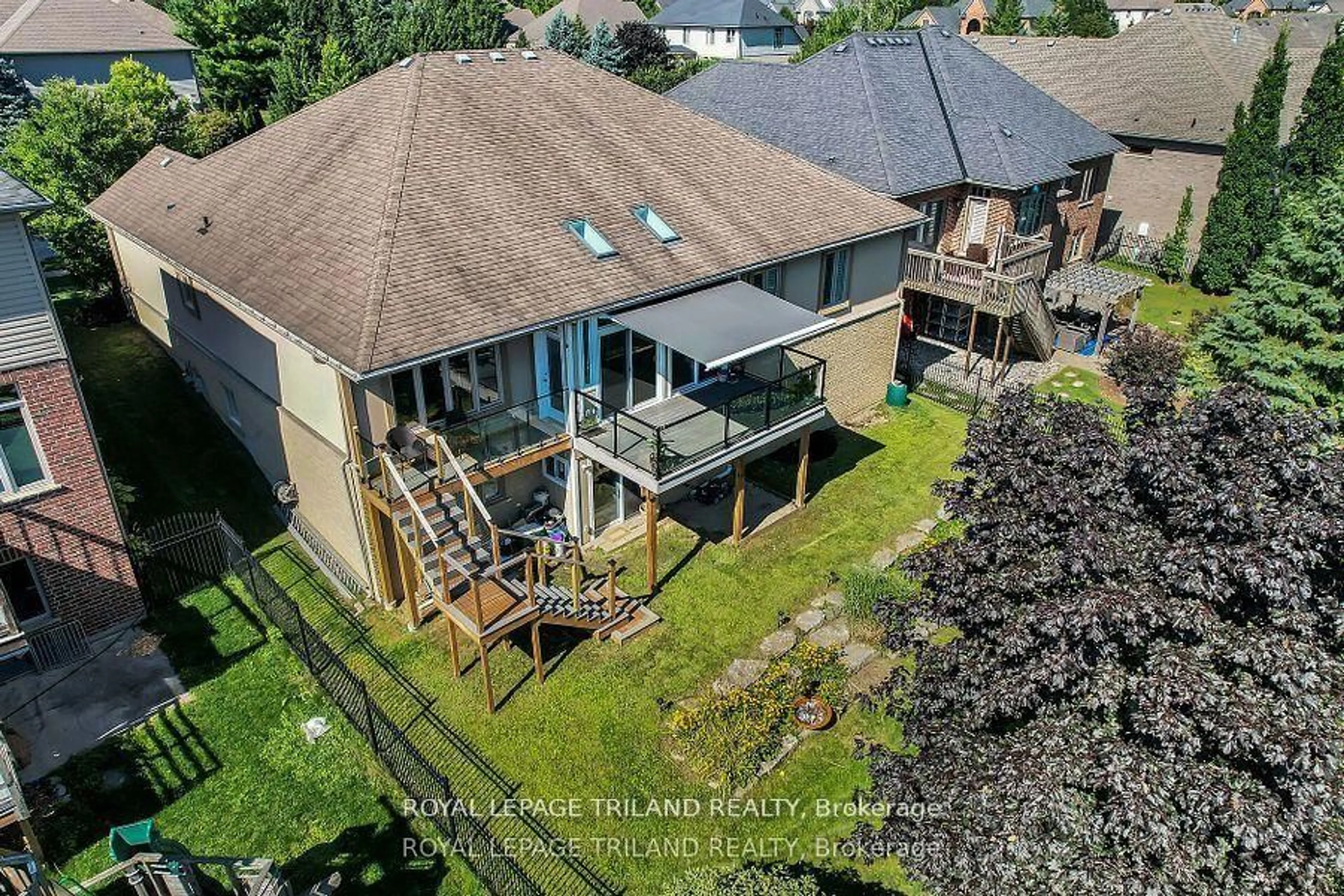 A pic from outside/outdoor area/front of a property/back of a property/a pic from drone, unknown for 7119 Clayton Walk, London South Ontario N6P 1V3
