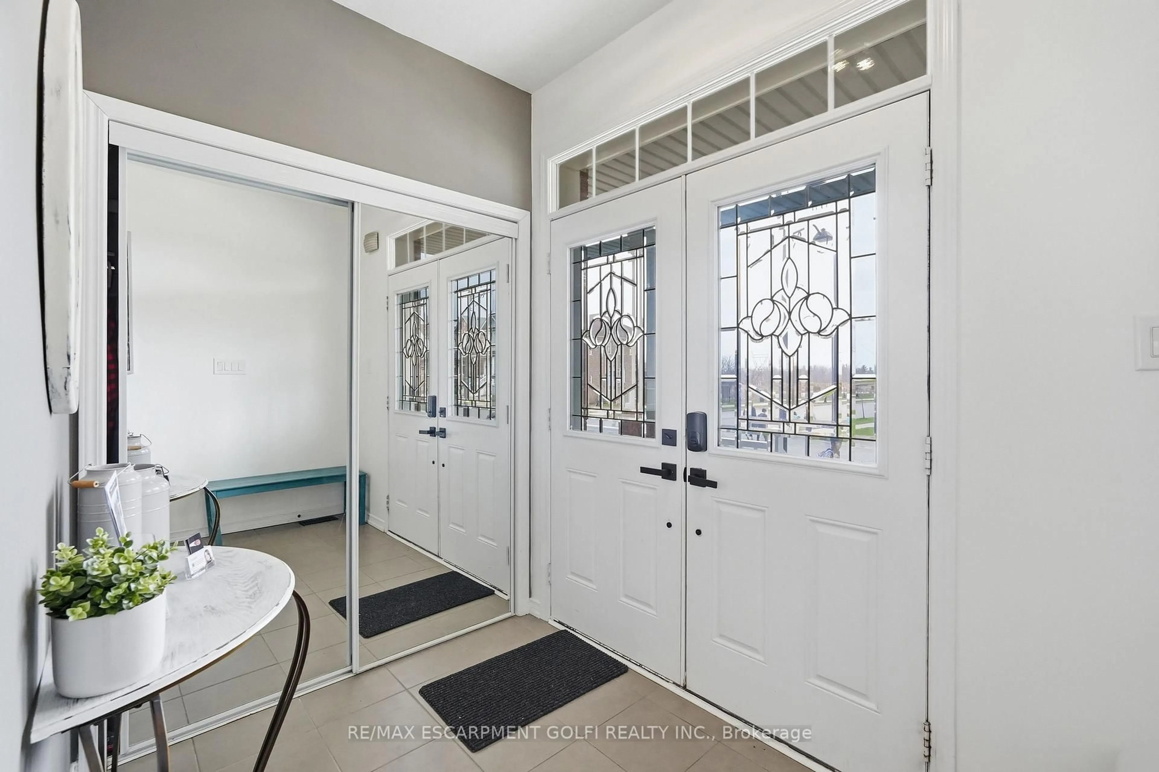 Indoor entryway for 211 Odonnel Dr, Hamilton Ontario L0R 1C0