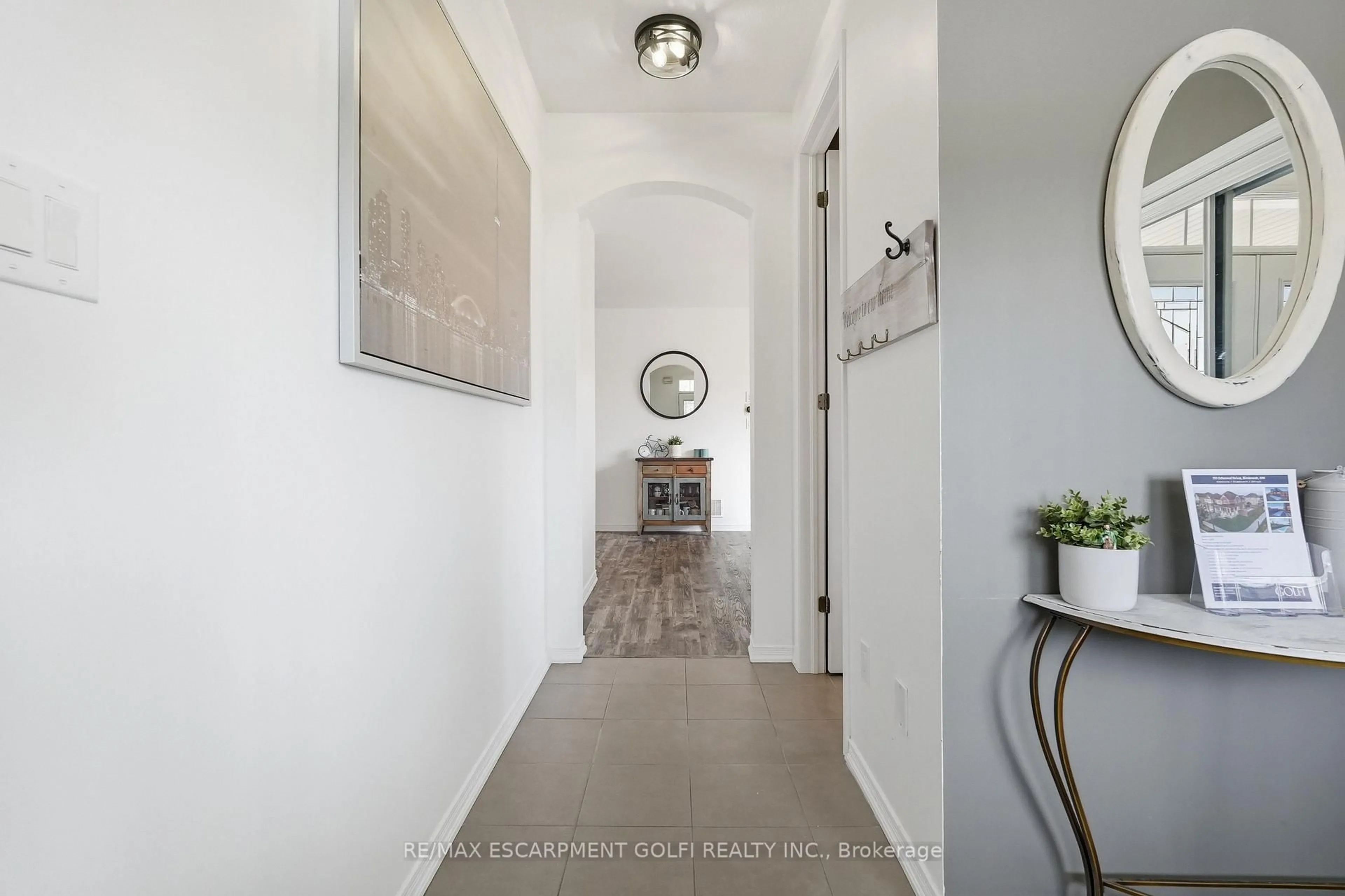 Indoor entryway for 211 Odonnel Dr, Hamilton Ontario L0R 1C0