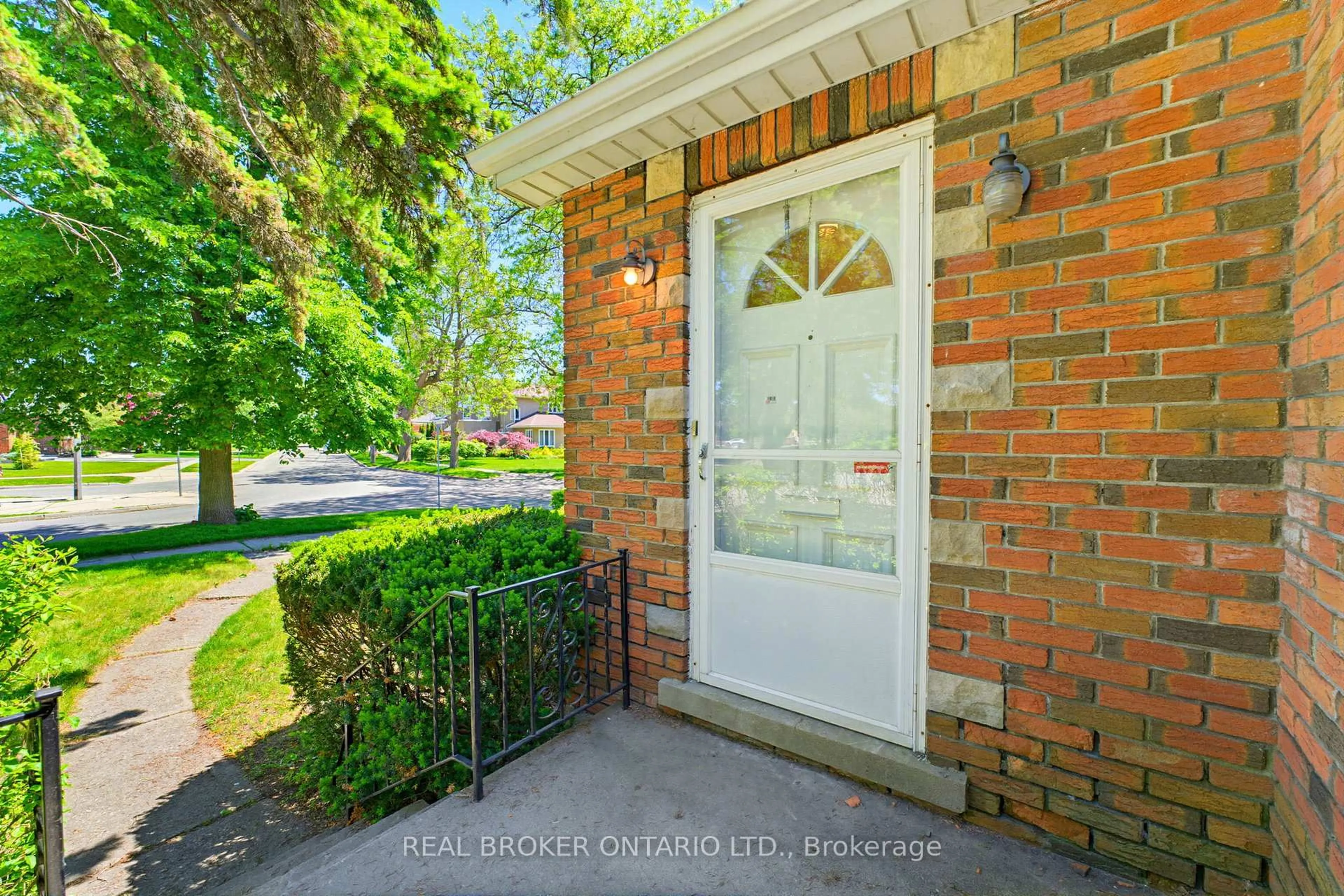 Indoor entryway for 30 Lincoln Ave, Brantford Ontario N3T 4S4
