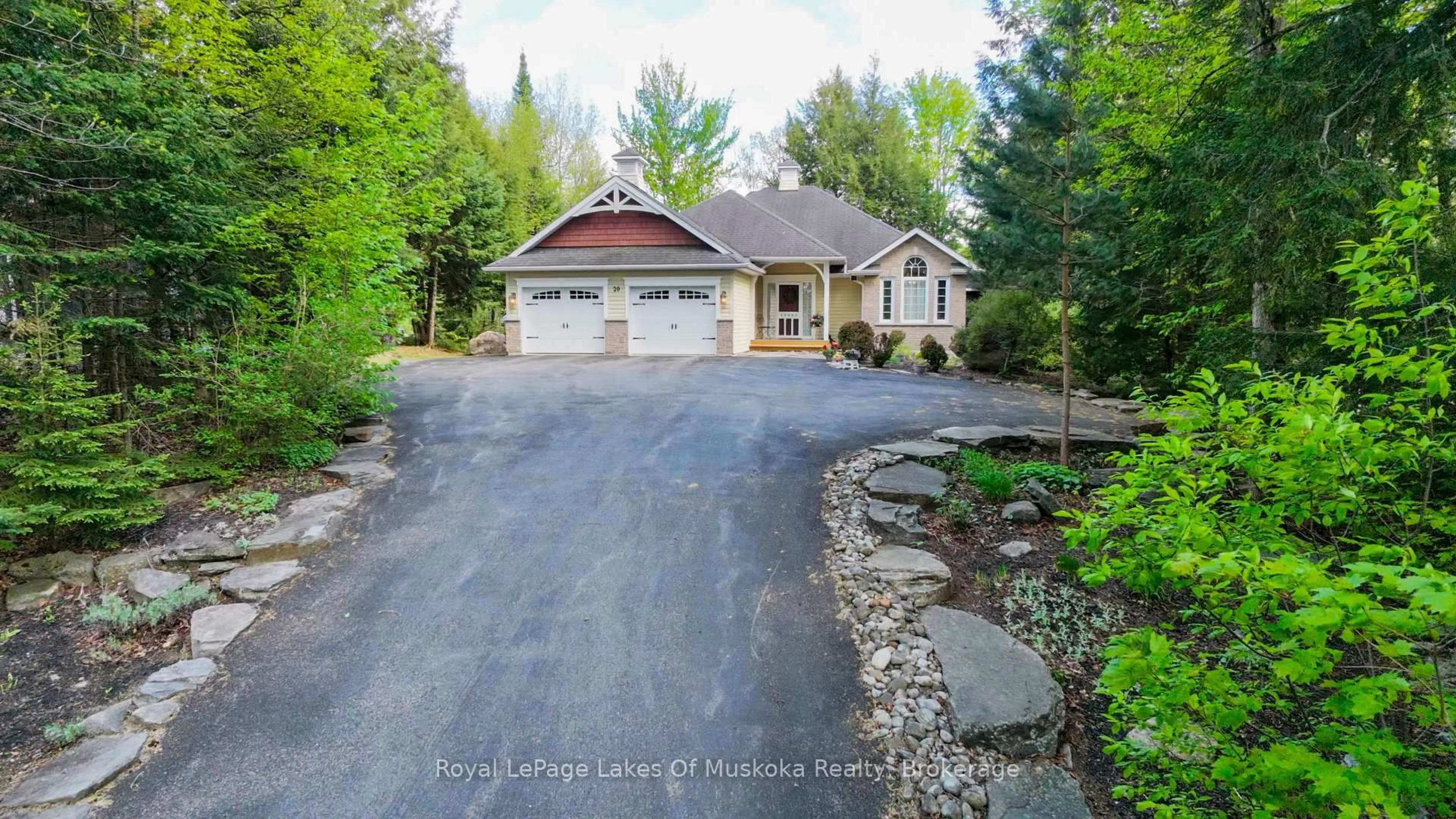 A pic from outside/outdoor area/front of a property/back of a property/a pic from drone, street for 20 Deerhurst Highlands Dr, Huntsville Ontario P1H 1B1