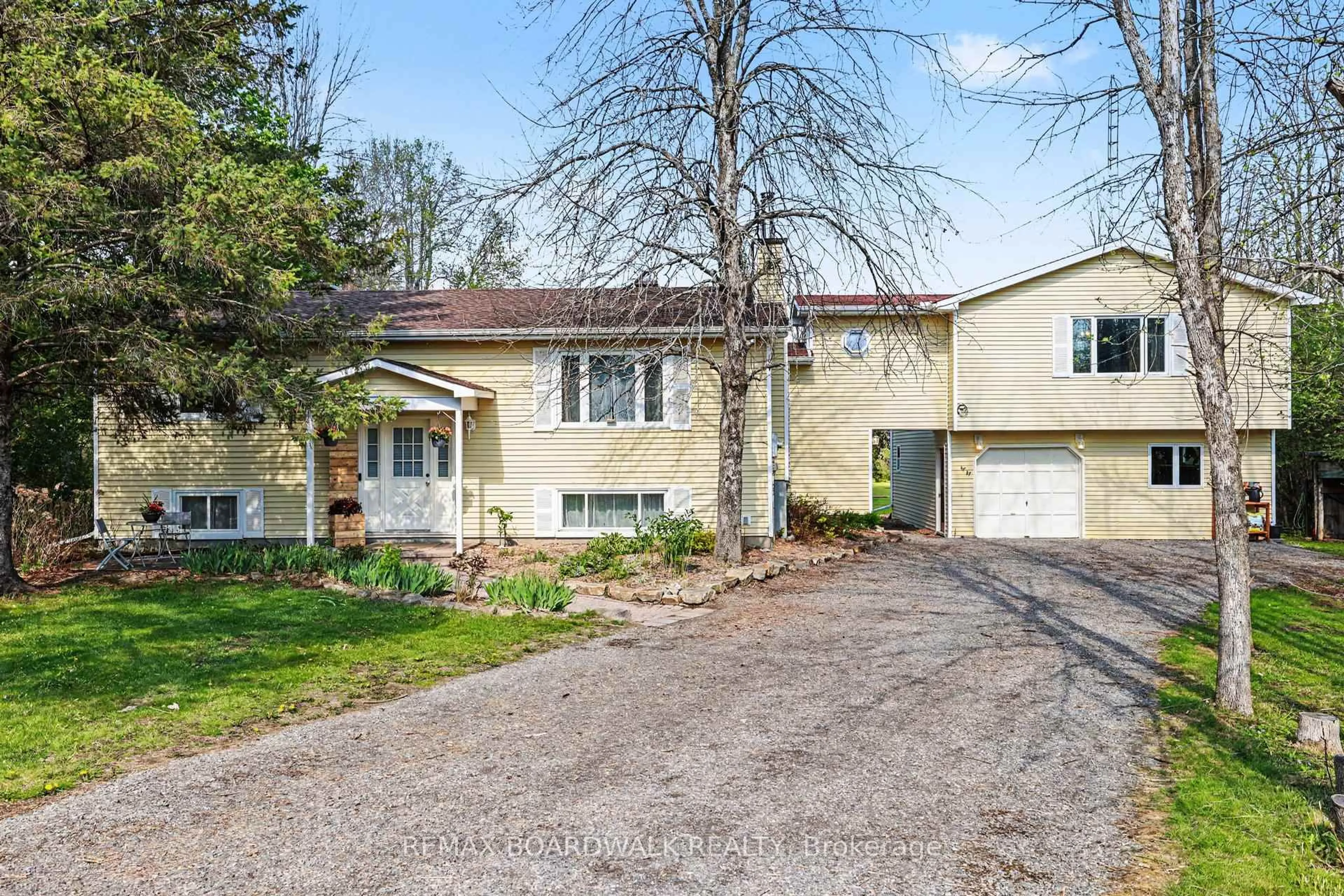 Home with brick exterior material, street for 952 County 18 Rd, North Grenville Ontario K0G 1S0