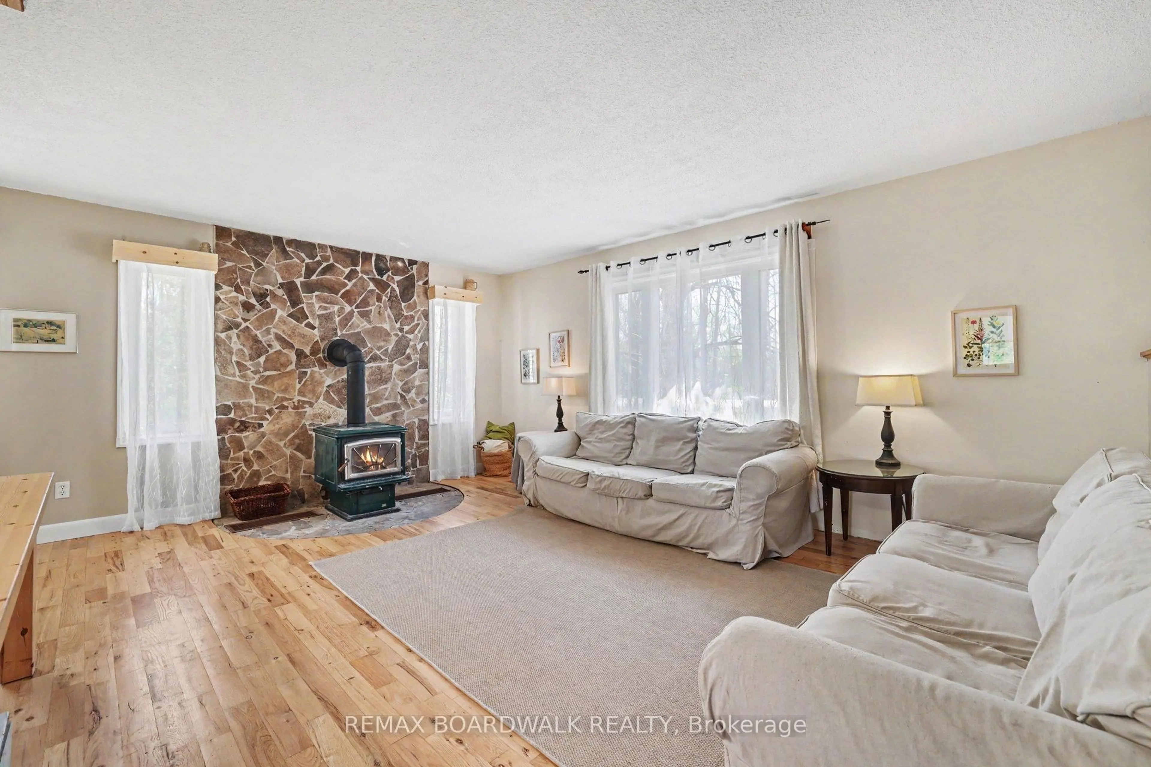 Living room with furniture, unknown for 952 County 18 Rd, North Grenville Ontario K0G 1S0