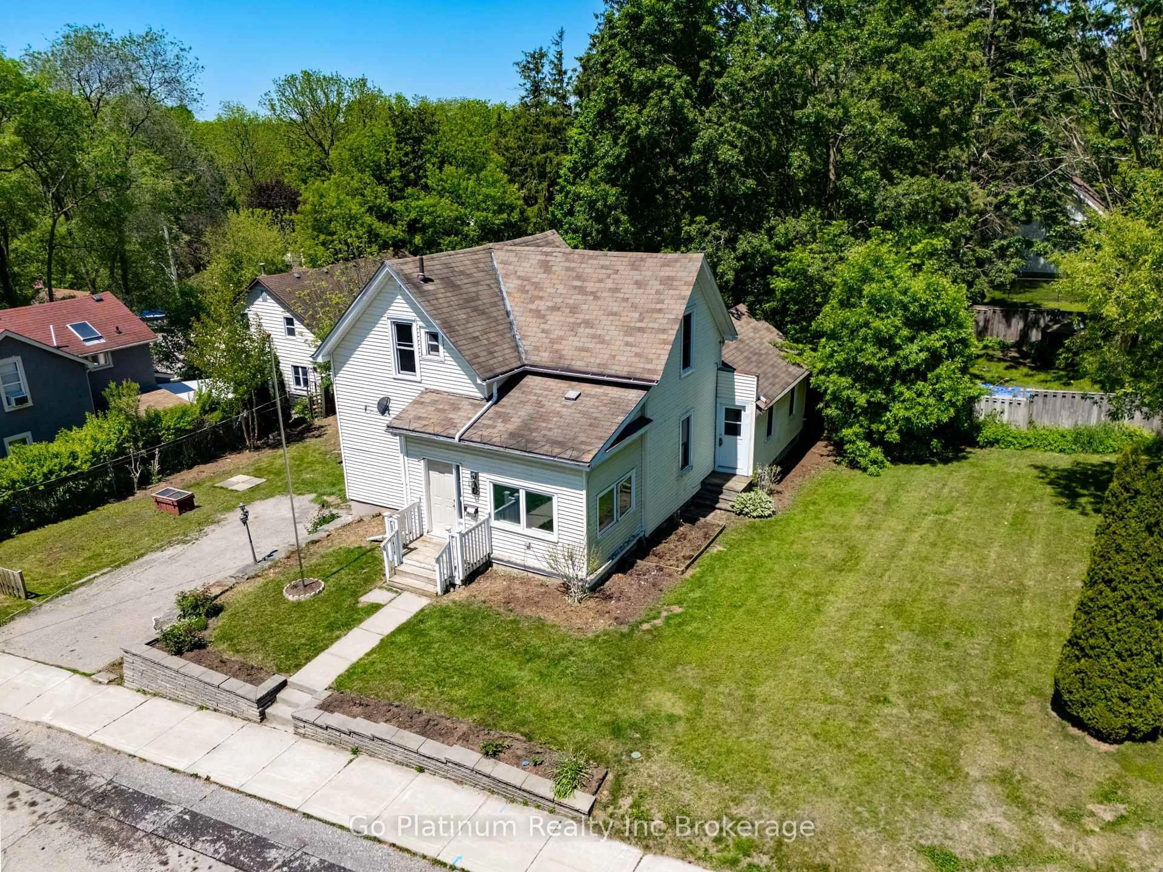 A pic from outside/outdoor area/front of a property/back of a property/a pic from drone, street for 176 Ann St, Ingersoll Ontario N5C 2G6