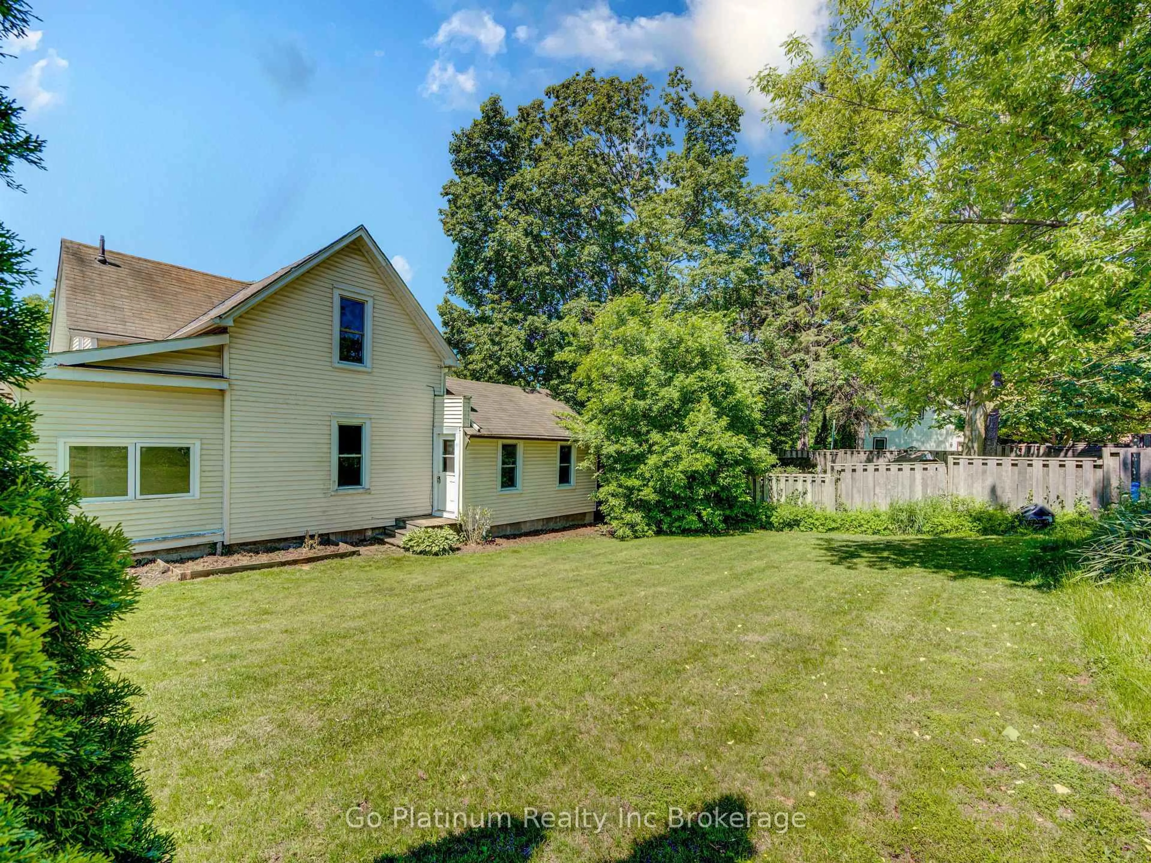 A pic from outside/outdoor area/front of a property/back of a property/a pic from drone, unknown for 176 Ann St, Ingersoll Ontario N5C 2G6