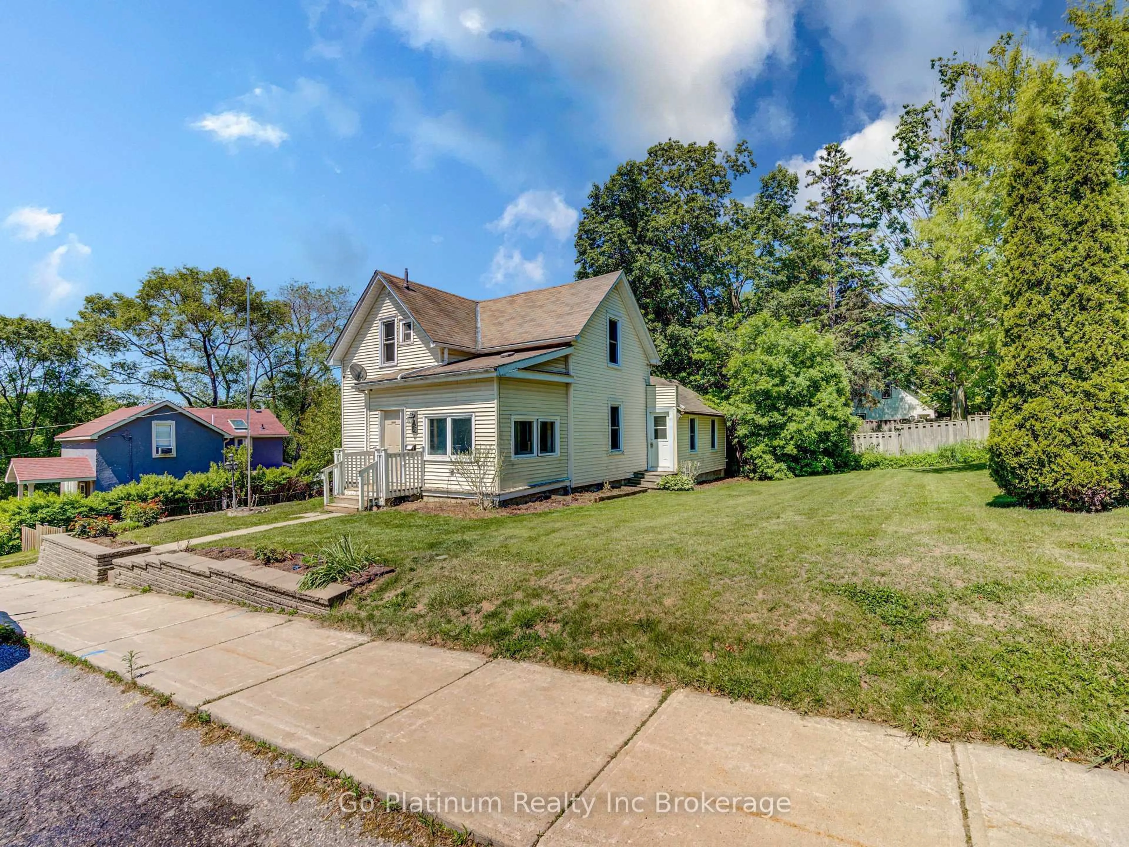 A pic from outside/outdoor area/front of a property/back of a property/a pic from drone, street for 176 Ann St, Ingersoll Ontario N5C 2G6
