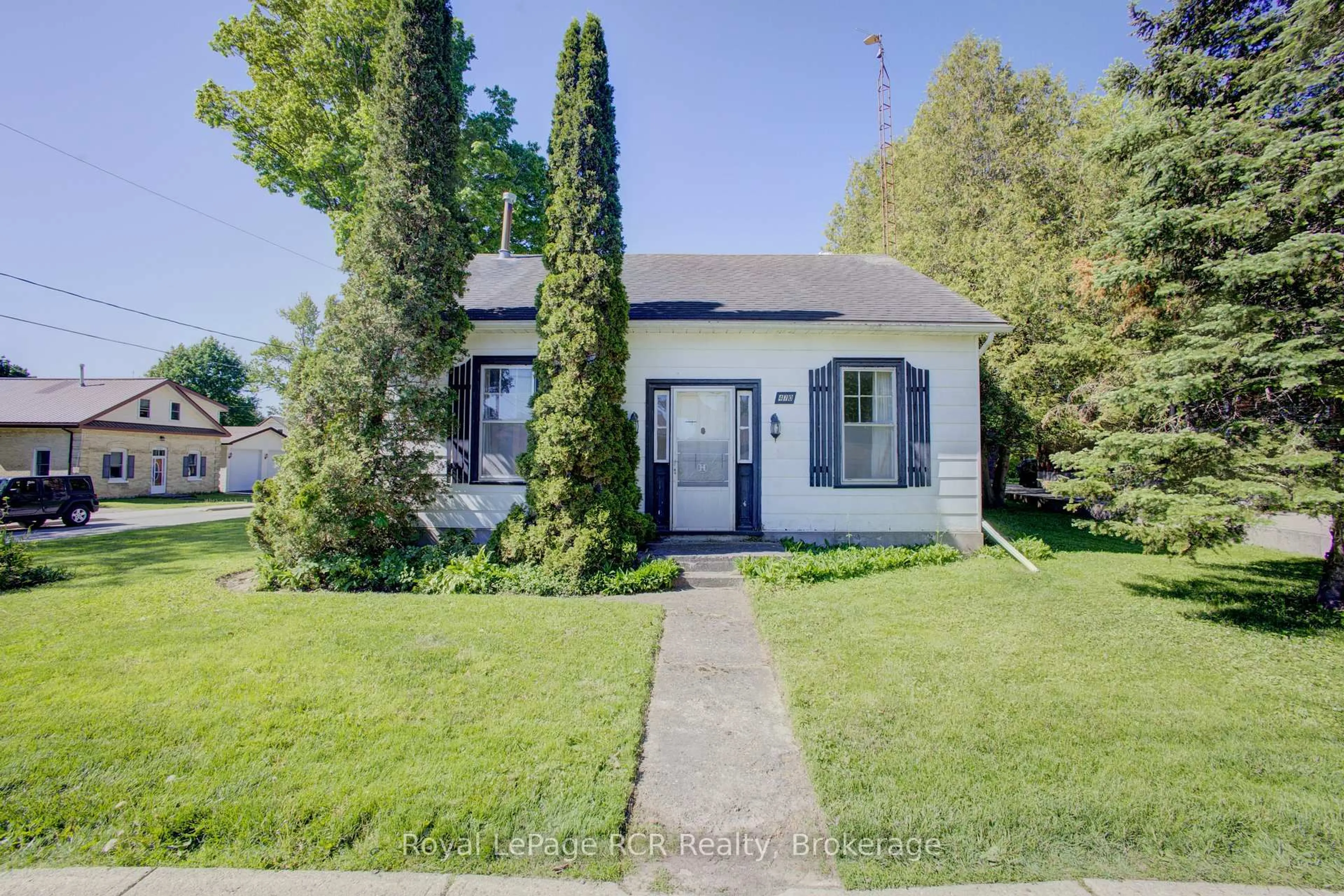 A pic from outside/outdoor area/front of a property/back of a property/a pic from drone, street for 470 Prospect St, Minto Ontario N0G 2P0