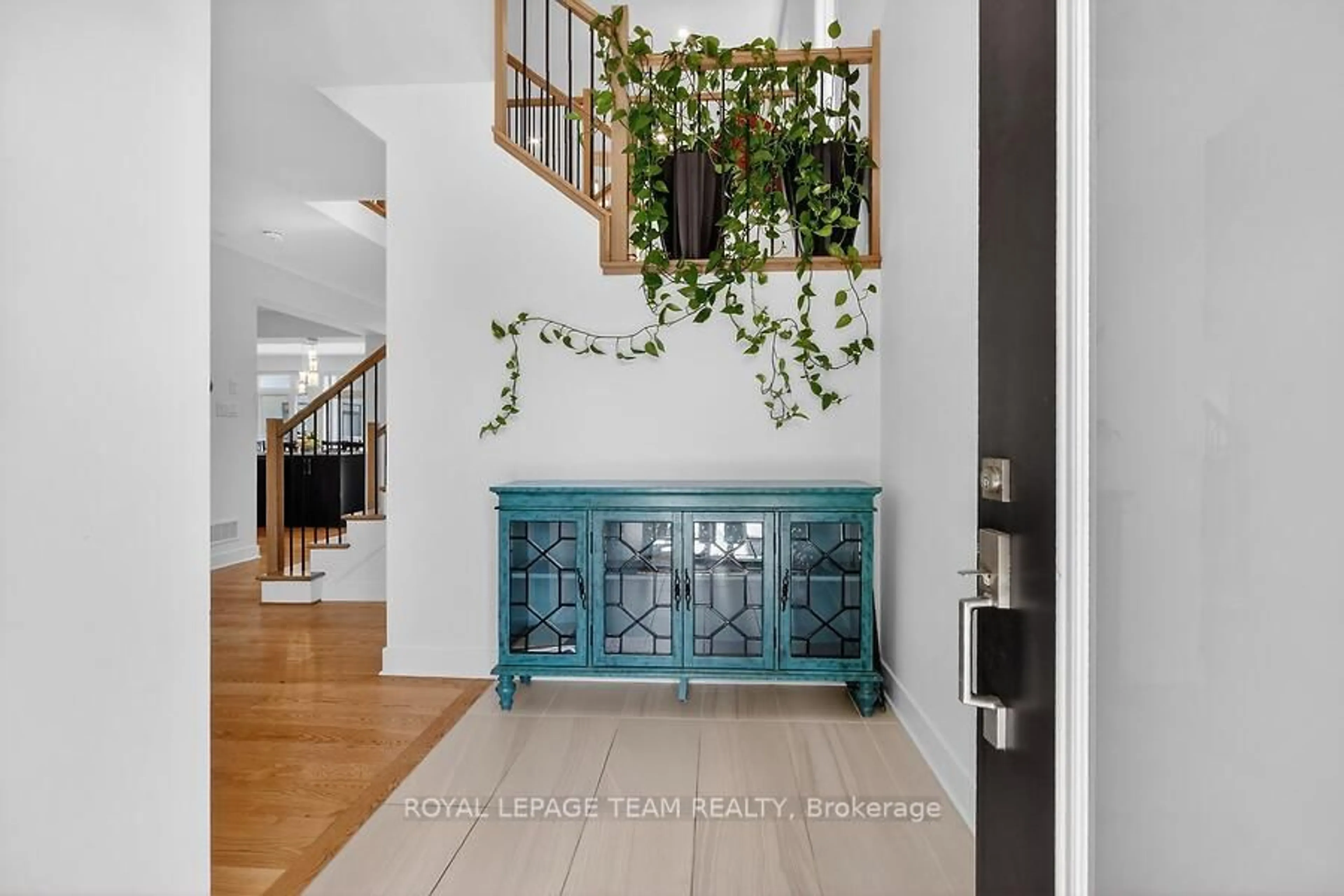 Indoor entryway for 950 Islington Way, Leitrim Ontario K1A 0T7