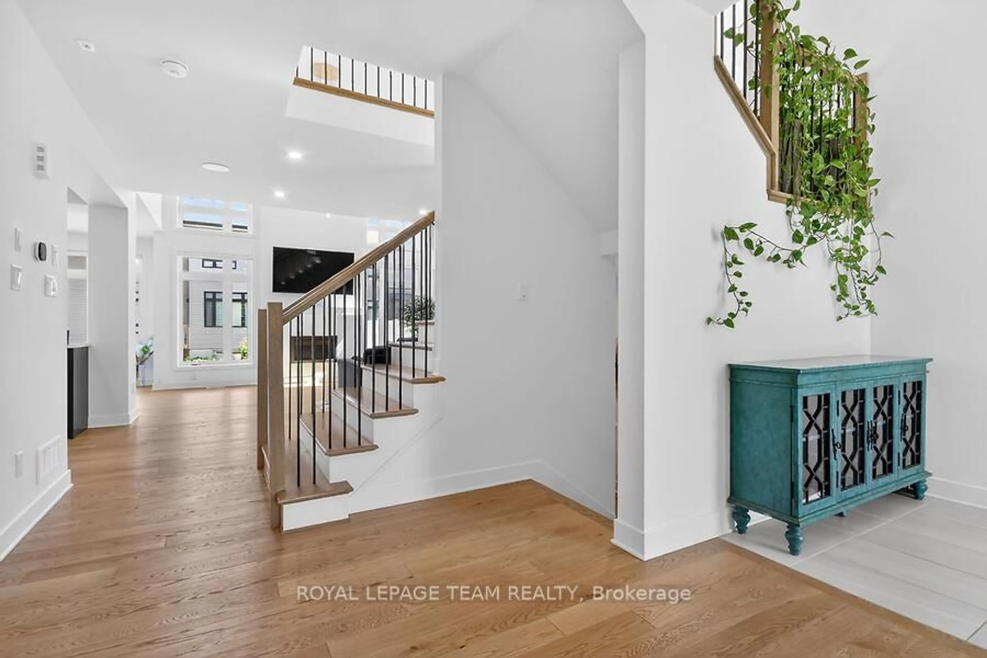 Indoor entryway for 950 Islington Way, Leitrim Ontario K1A 0T7