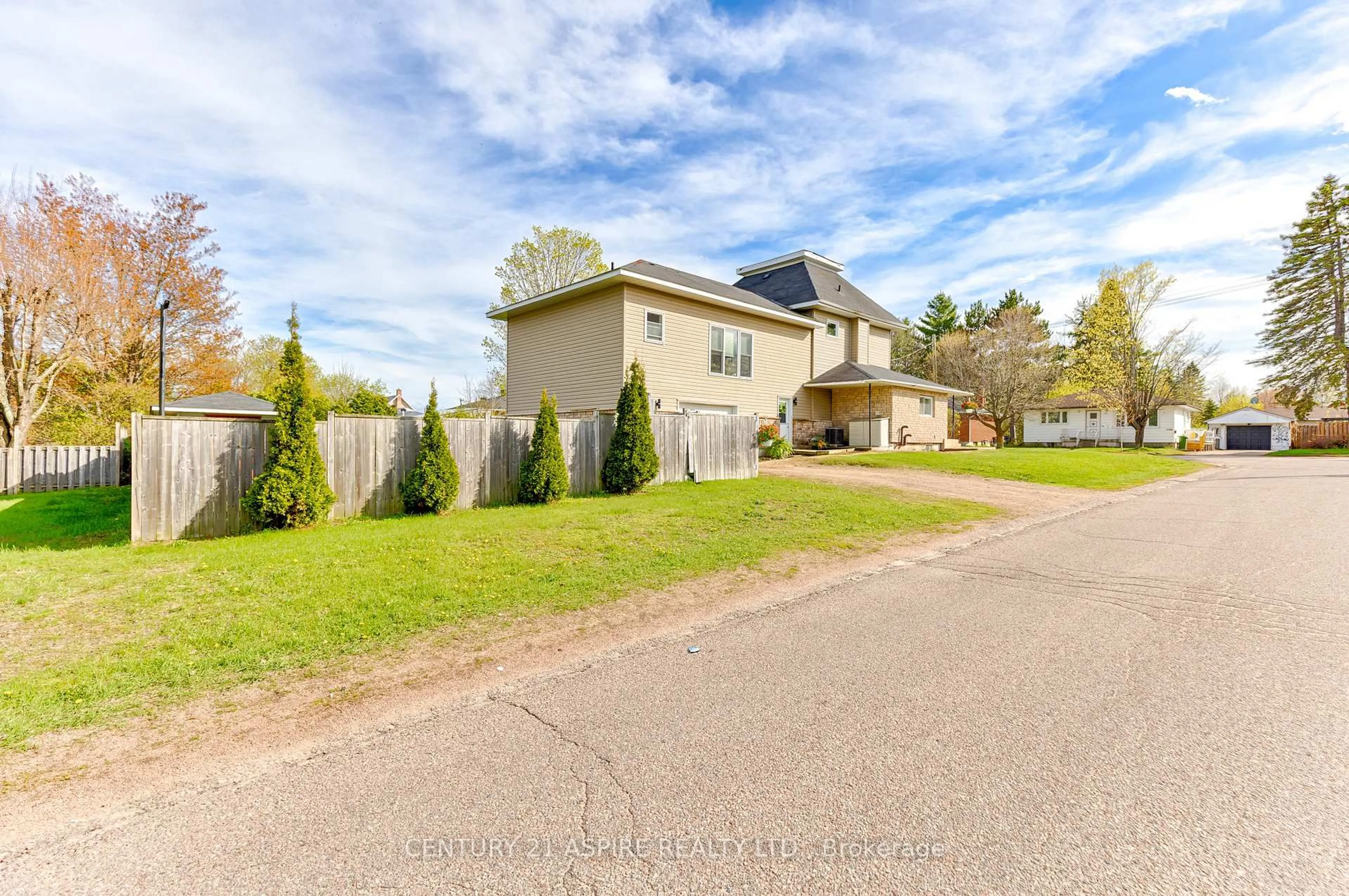 A pic from outside/outdoor area/front of a property/back of a property/a pic from drone, street for 509 Roy St, Pembroke Ontario K8A 6R1