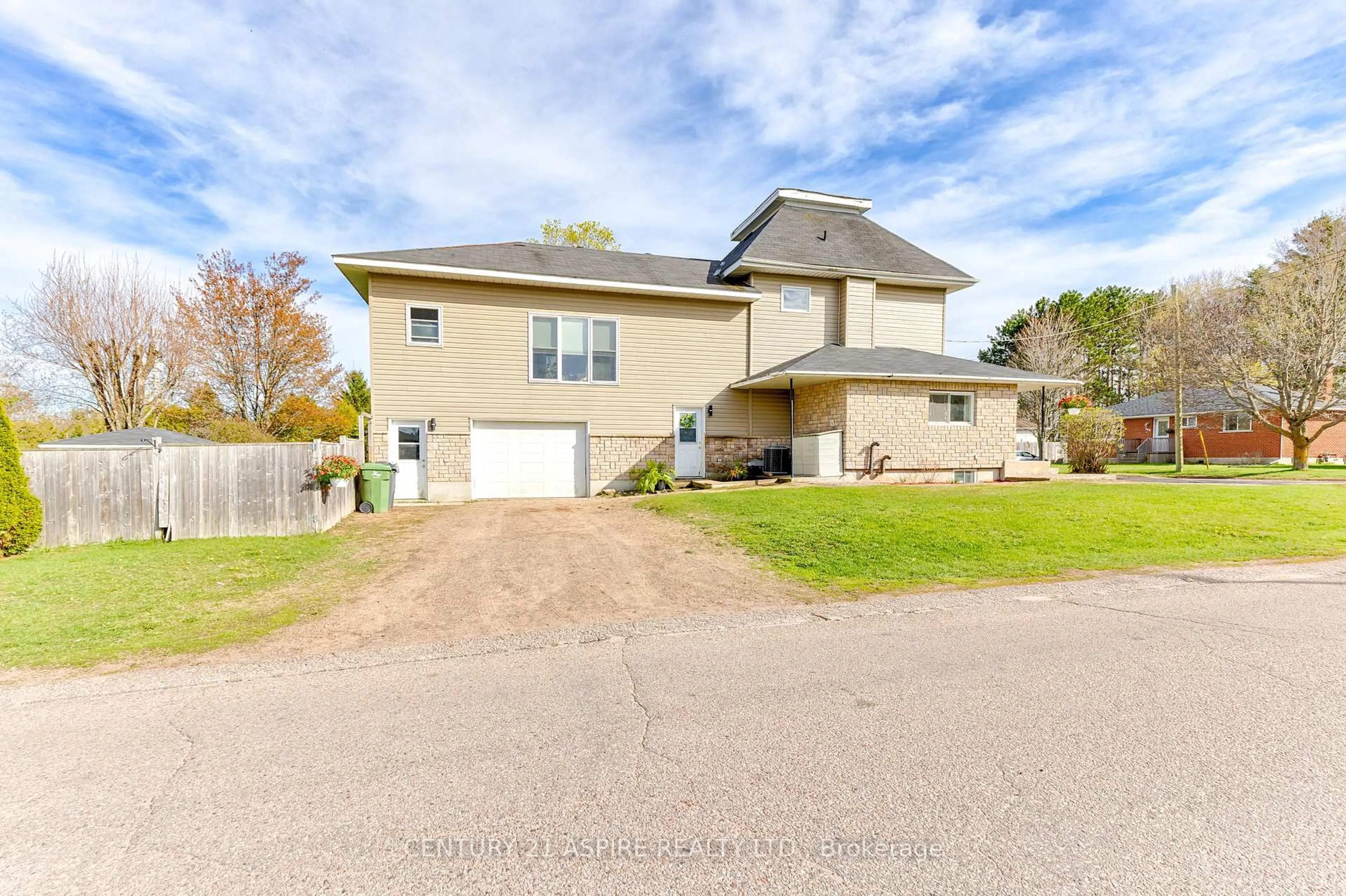 A pic from outside/outdoor area/front of a property/back of a property/a pic from drone, street for 509 Roy St, Pembroke Ontario K8A 6R1