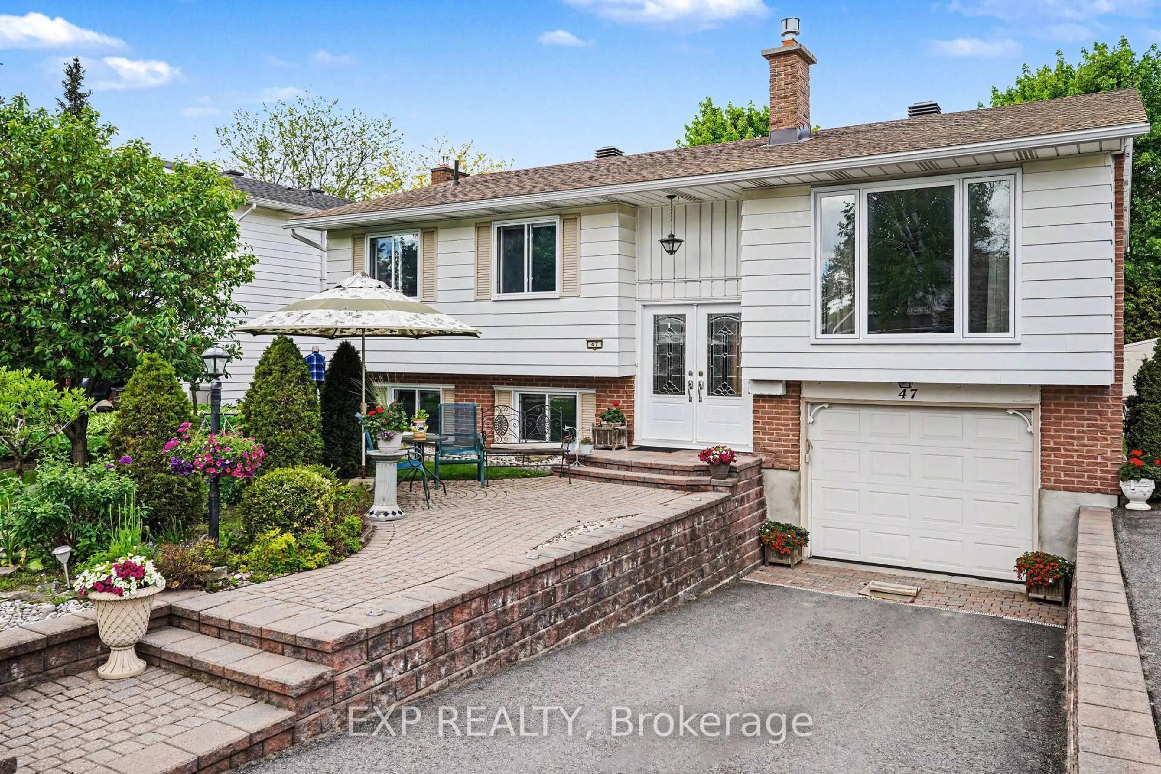 A pic from outside/outdoor area/front of a property/back of a property/a pic from drone, street for 47 Langholm Cres, Ottawa Ontario K2J 2H1