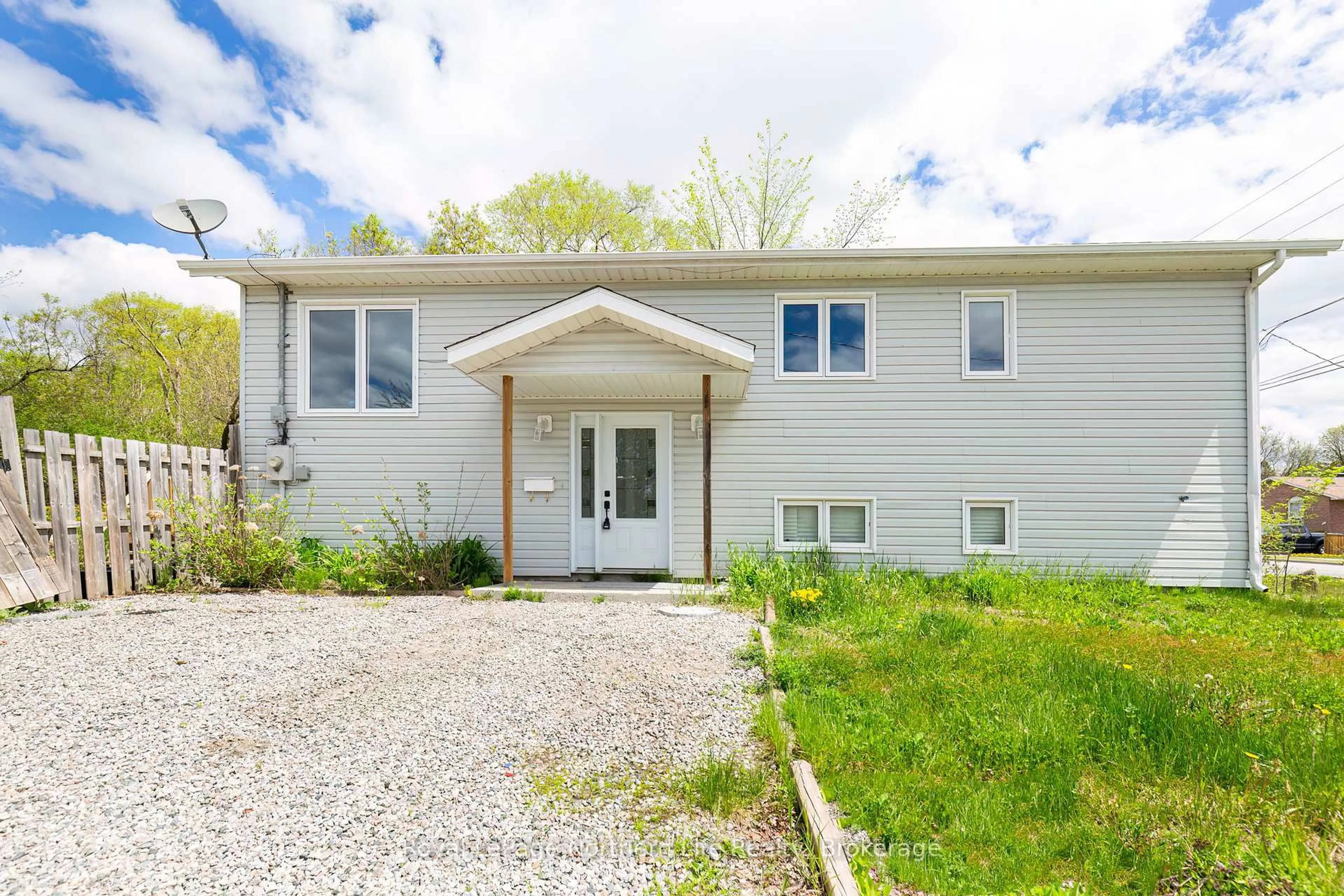 Home with vinyl exterior material, street for 800 John St, North Bay Ontario P1B 2N4
