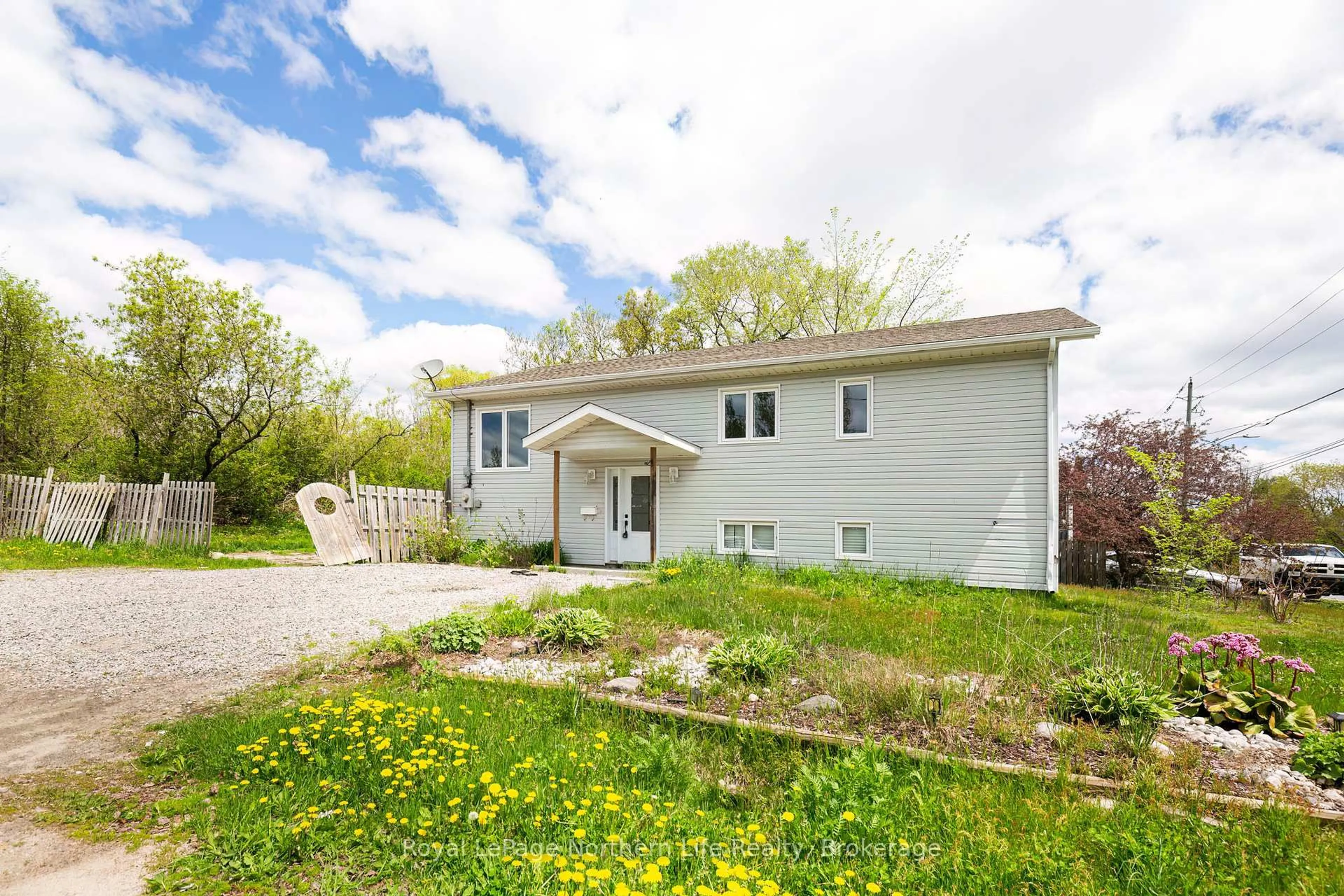 A pic from outside/outdoor area/front of a property/back of a property/a pic from drone, street for 800 John St, North Bay Ontario P1B 2N4