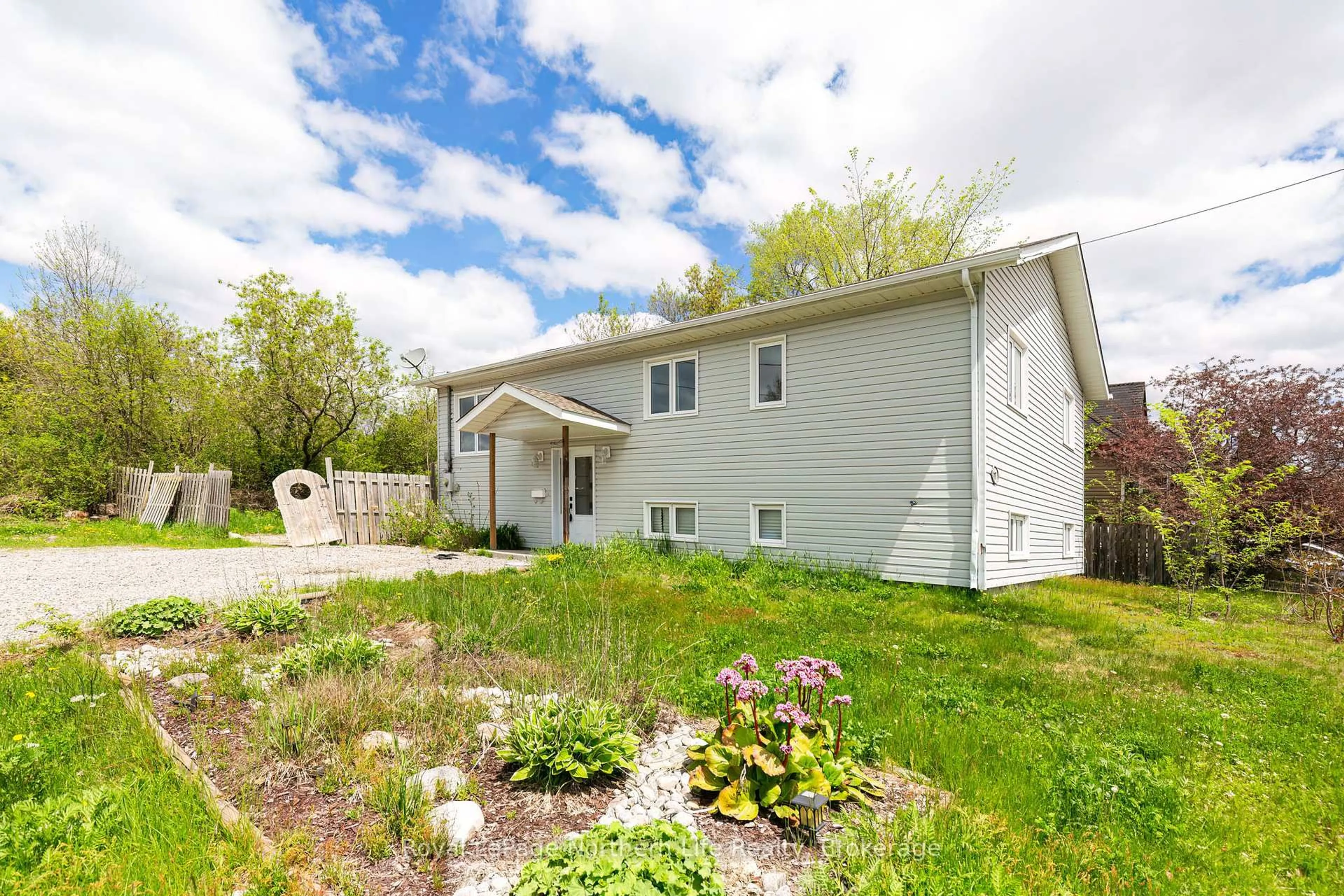 Home with vinyl exterior material, street for 800 John St, North Bay Ontario P1B 2N4