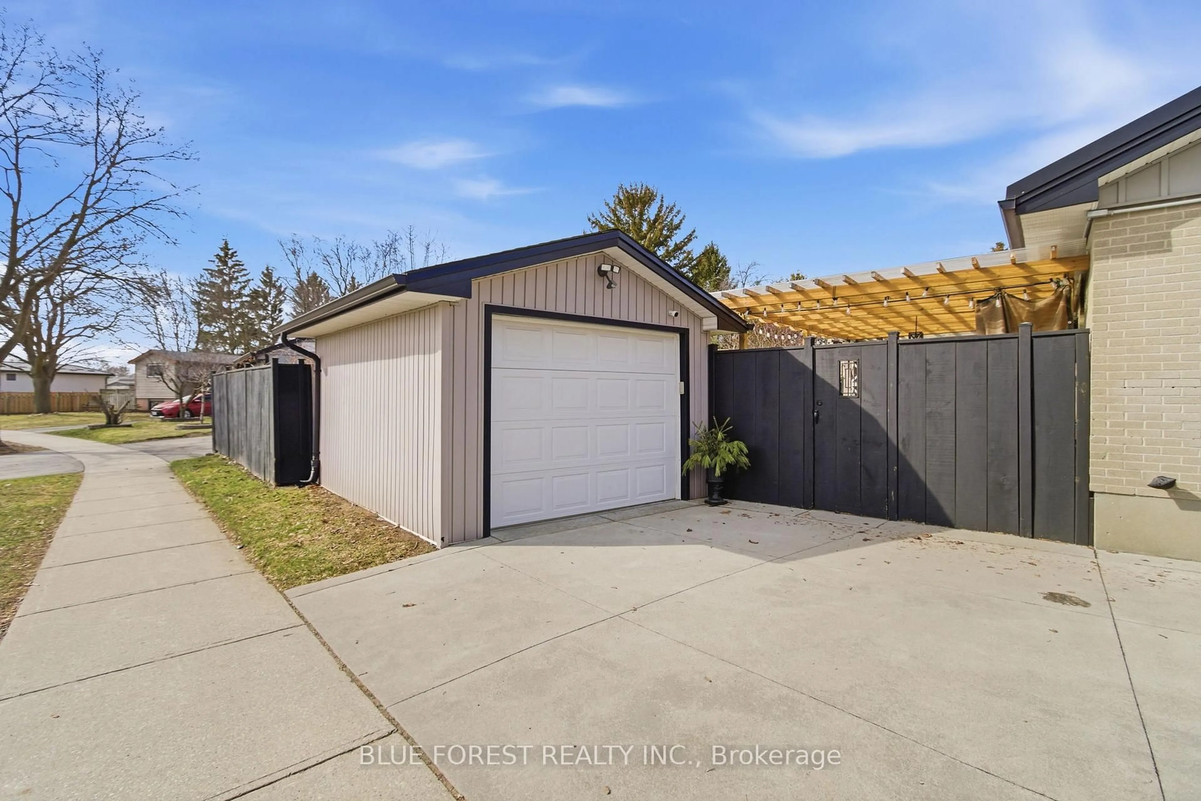Indoor garage for 1975 Royal Cres, London East Ontario N5V 1N6