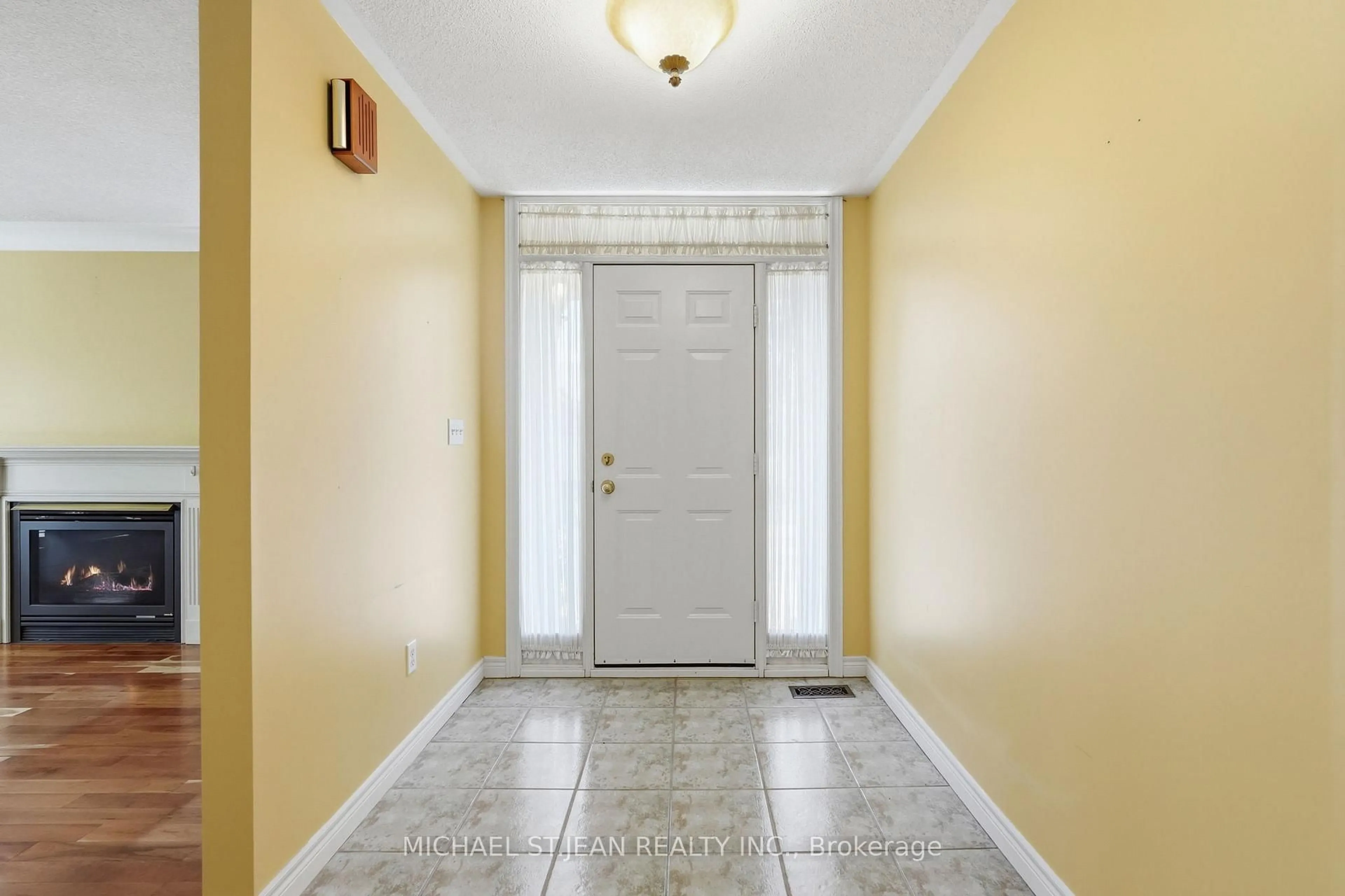 Indoor entryway for 590 8 Highway #4, Hamilton Ontario L8G 5G4