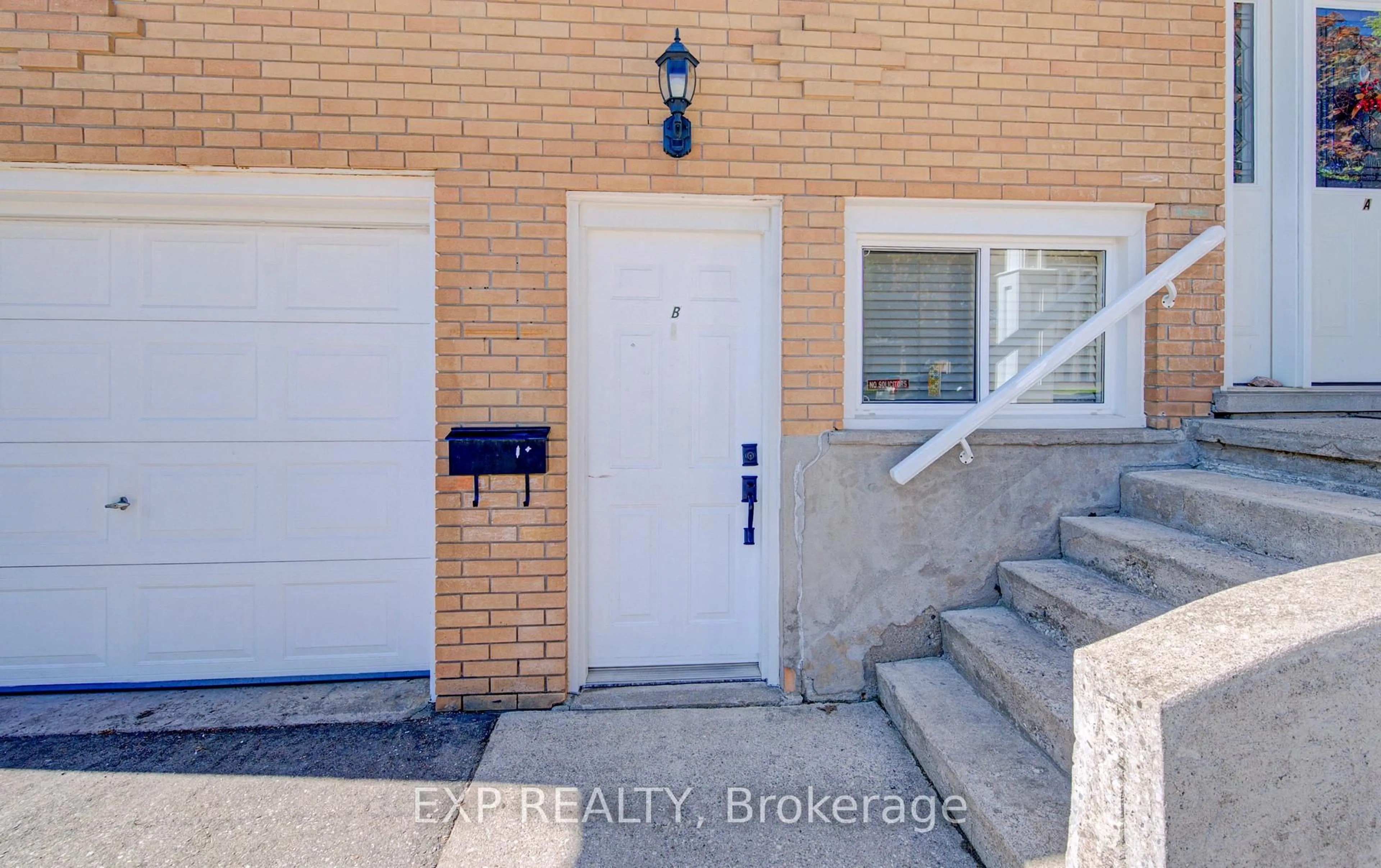 Indoor entryway for 74 Glen Park Cres, Kitchener Ontario N2N 1G2
