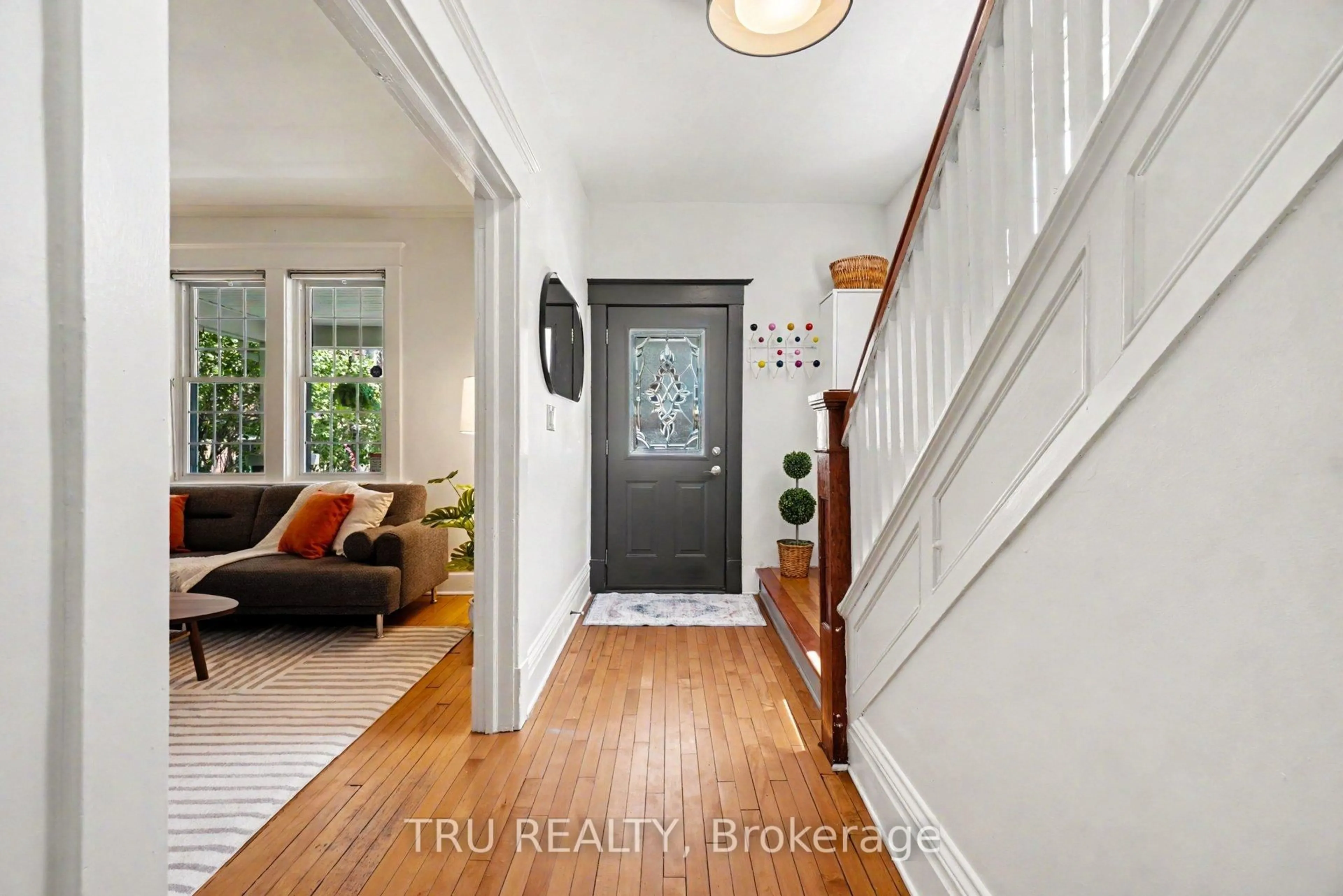 Indoor entryway for 5 Grove Ave, Ottawa Ontario K1S 3A5