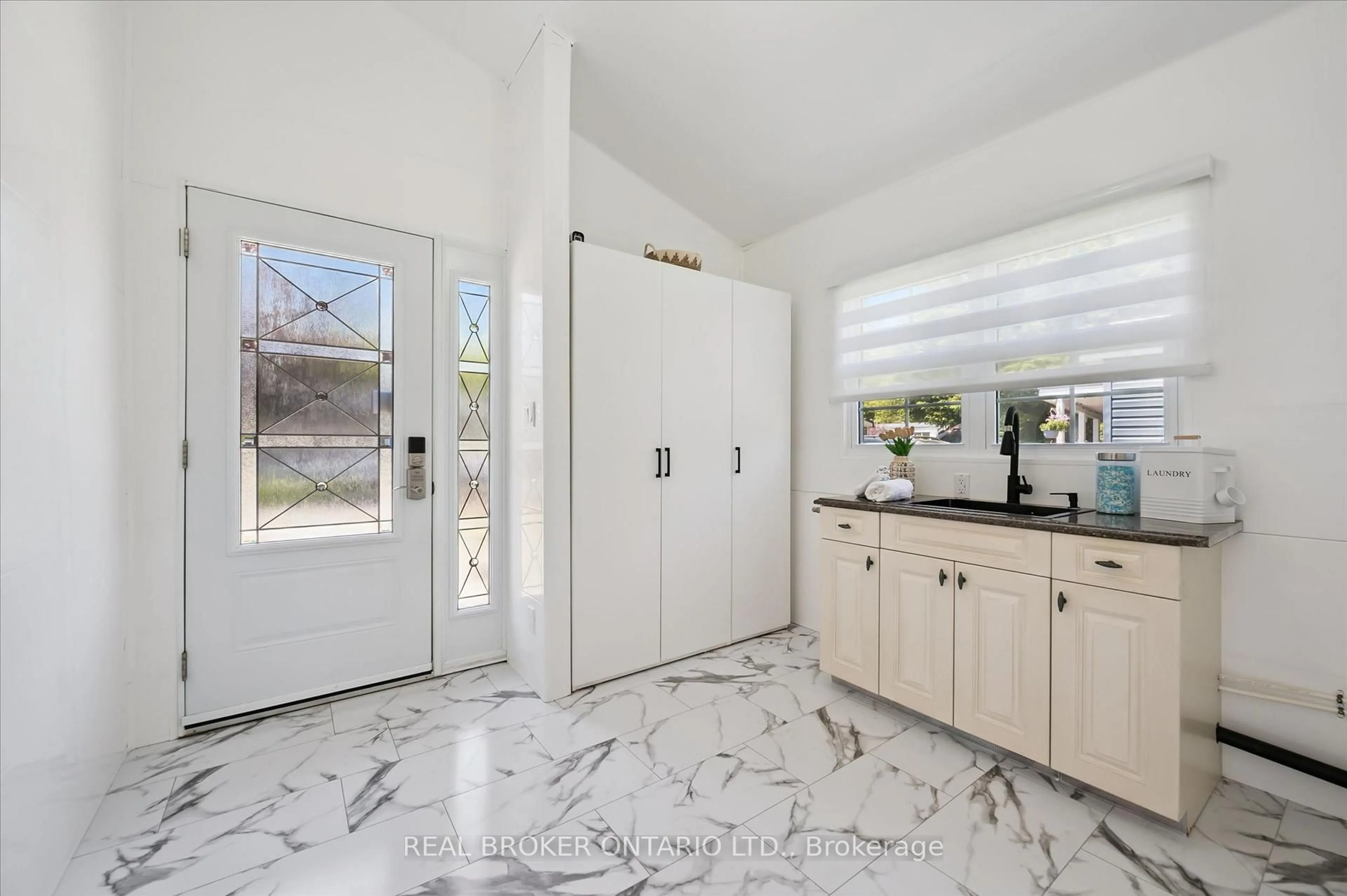 Indoor entryway for 490 Spruce St, Centre Wellington Ontario N1M 2W5