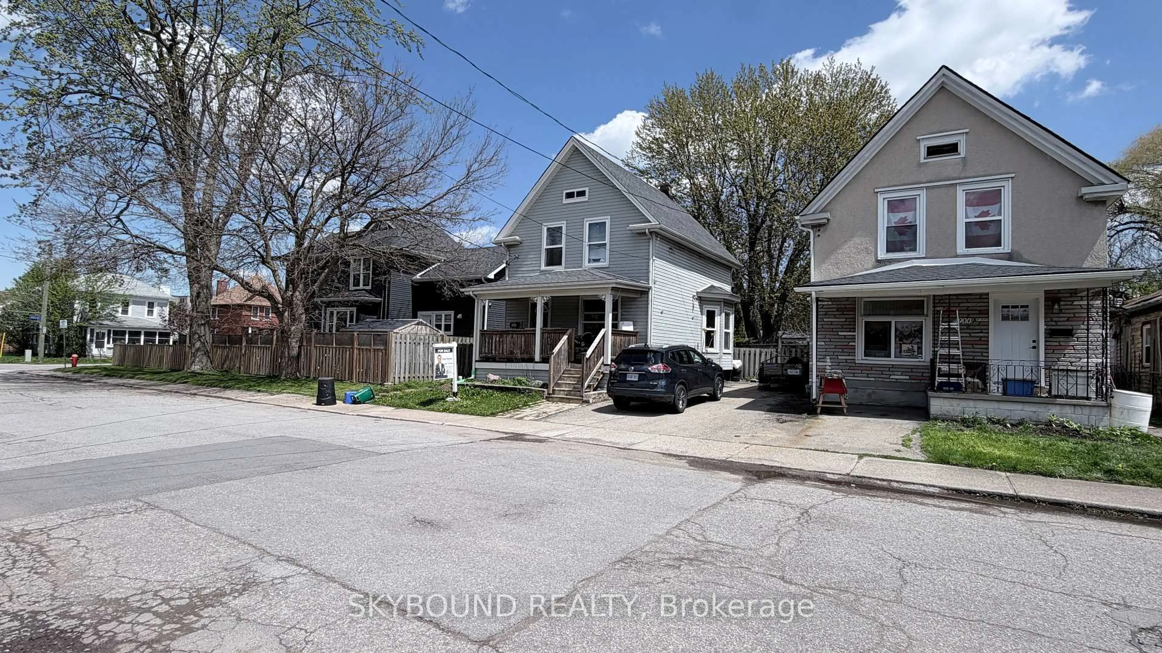 A pic from outside/outdoor area/front of a property/back of a property/a pic from drone, street for 4890 Saint Clair Ave, Niagara Falls Ontario L2E 3T6