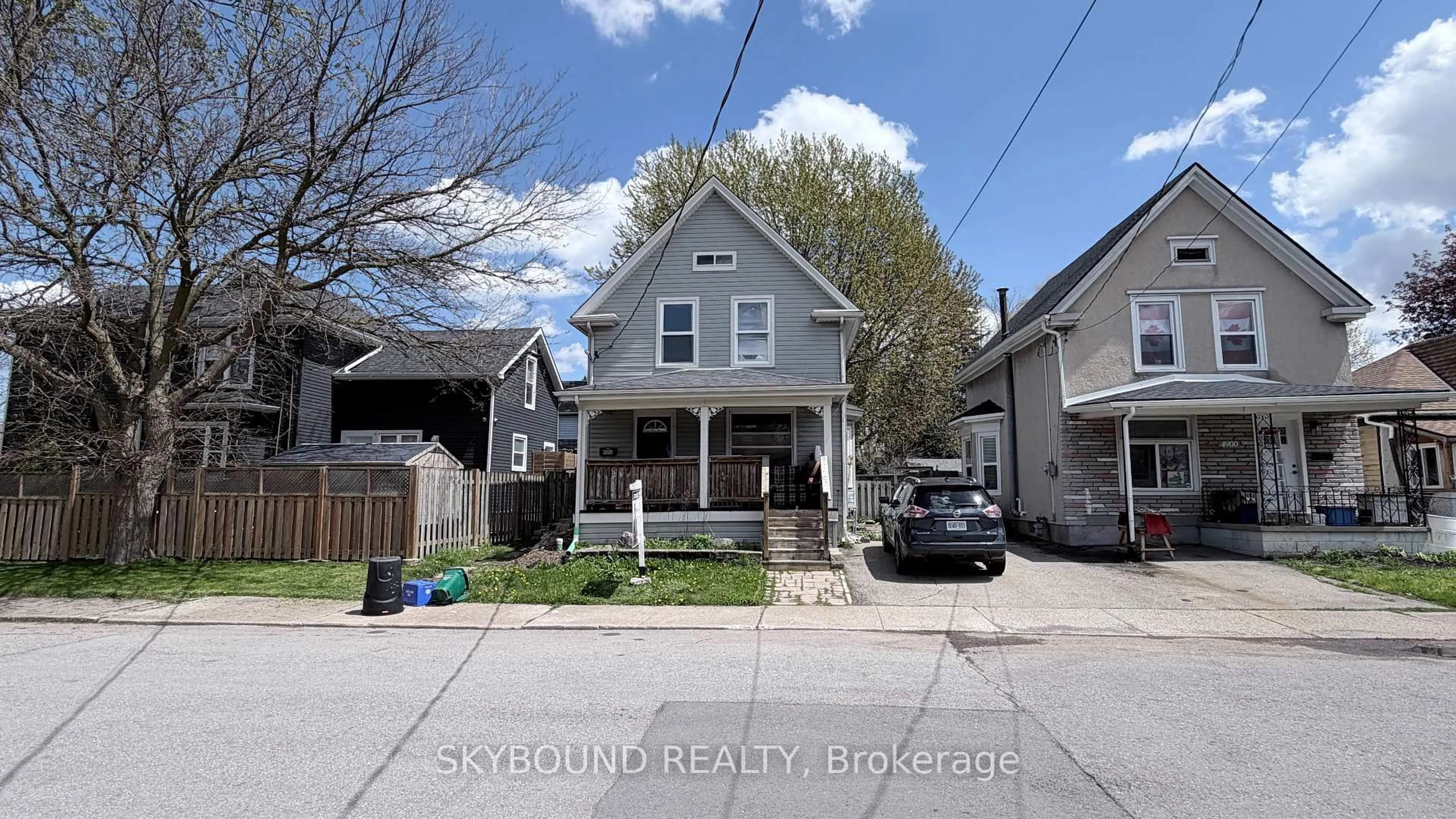 A pic from outside/outdoor area/front of a property/back of a property/a pic from drone, street for 4890 Saint Clair Ave, Niagara Falls Ontario L2E 3T6