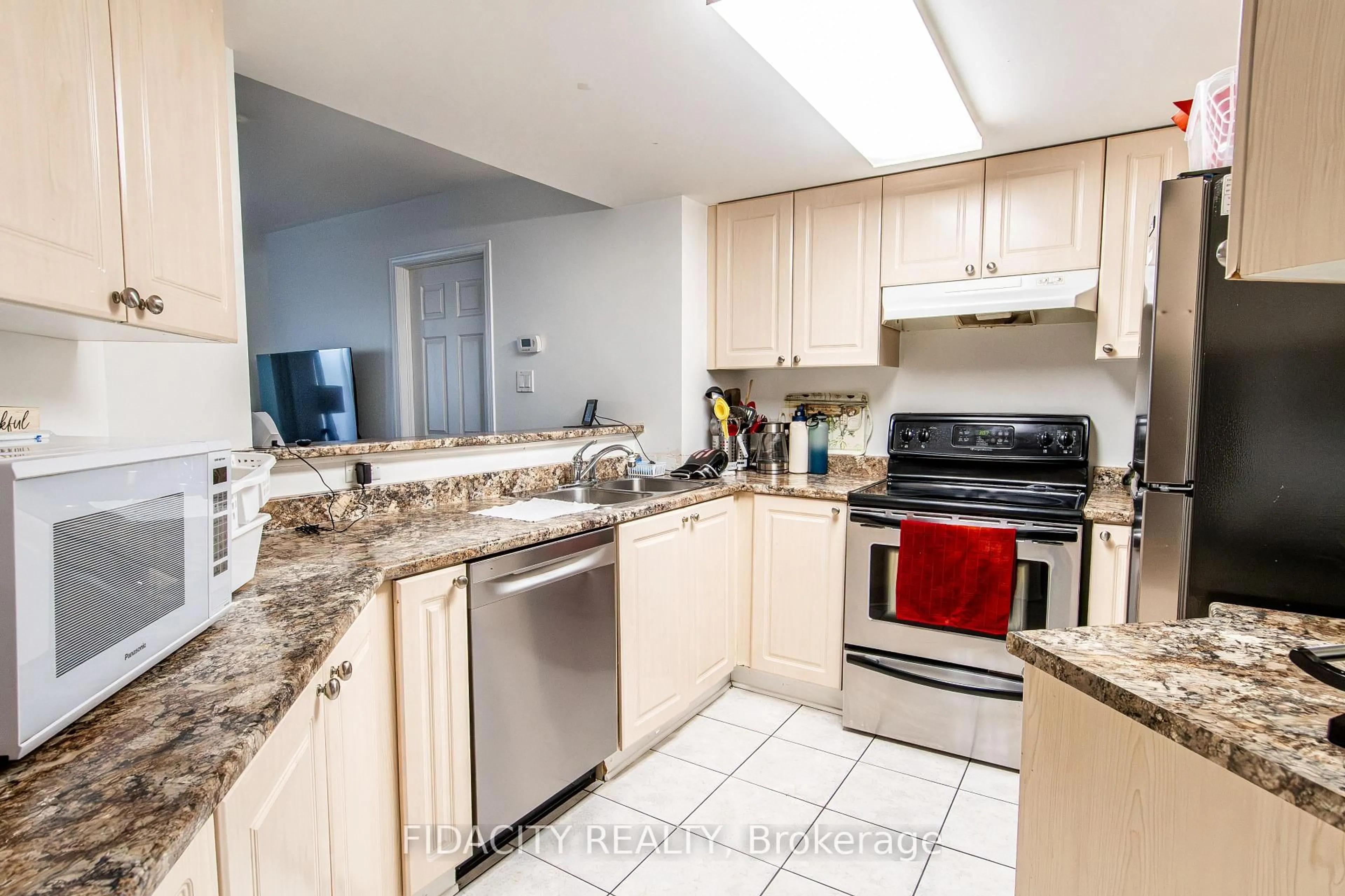 Standard kitchen, ceramic/tile floor for 310 Central Park Dr #8A, Ottawa Ontario K2C 4G4
