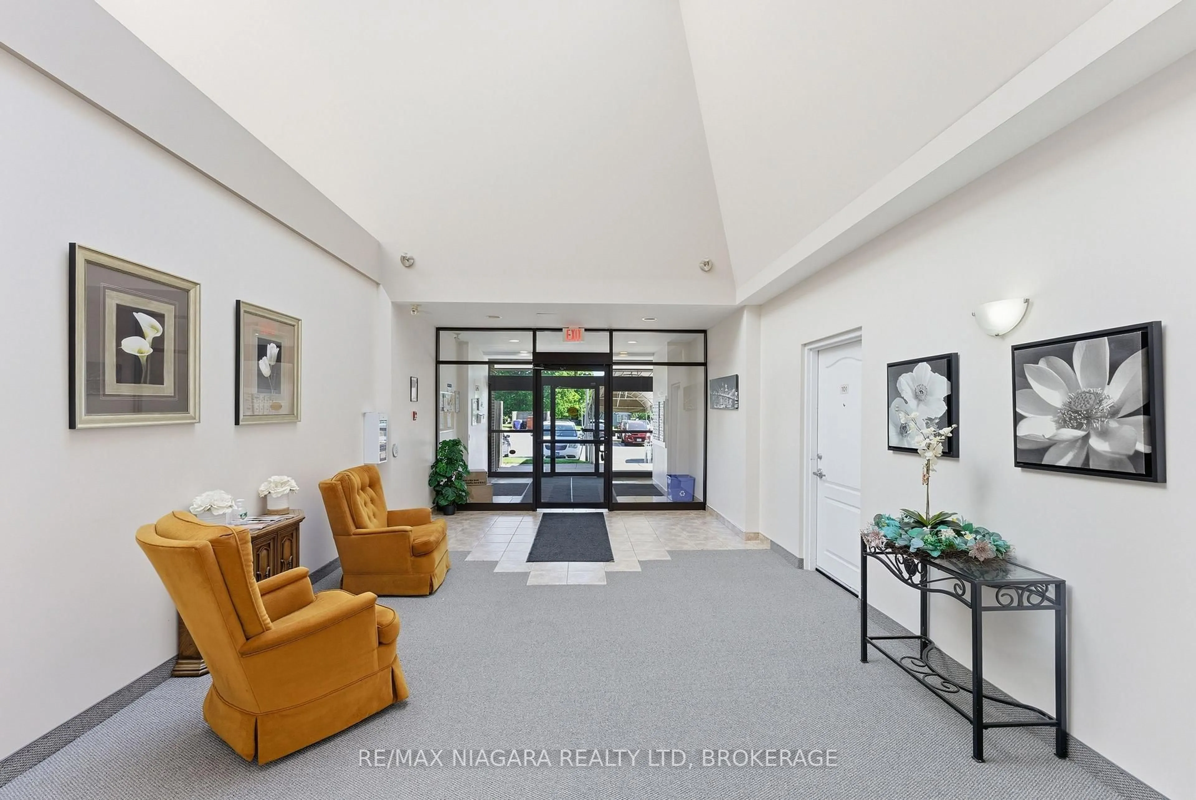 Indoor foyer for 6350 Dorchester Rd #110, Niagara Falls Ontario L2G 0A1