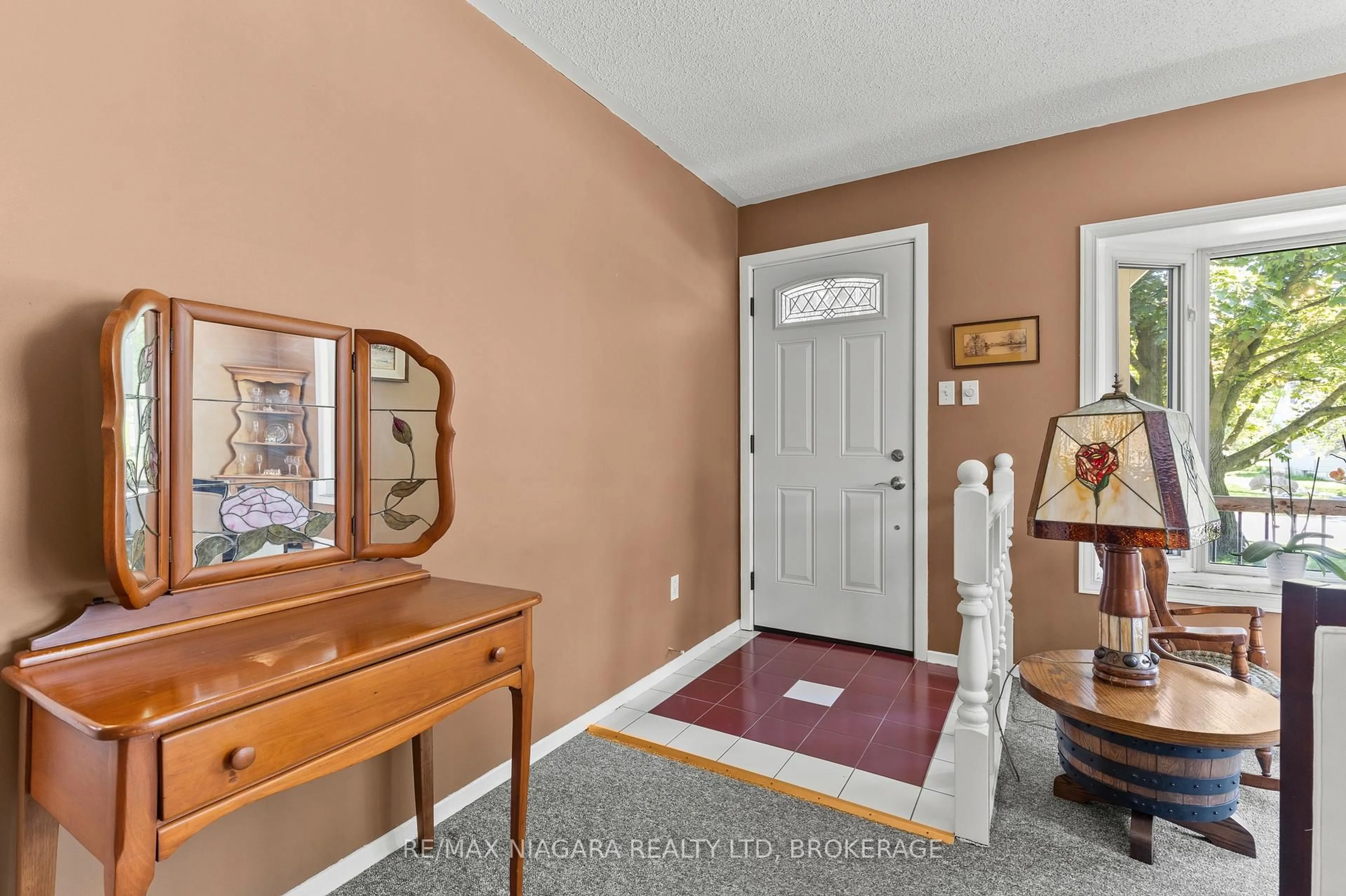 Indoor entryway for 7931 Watson St, Niagara Falls Ontario L2H 1E4