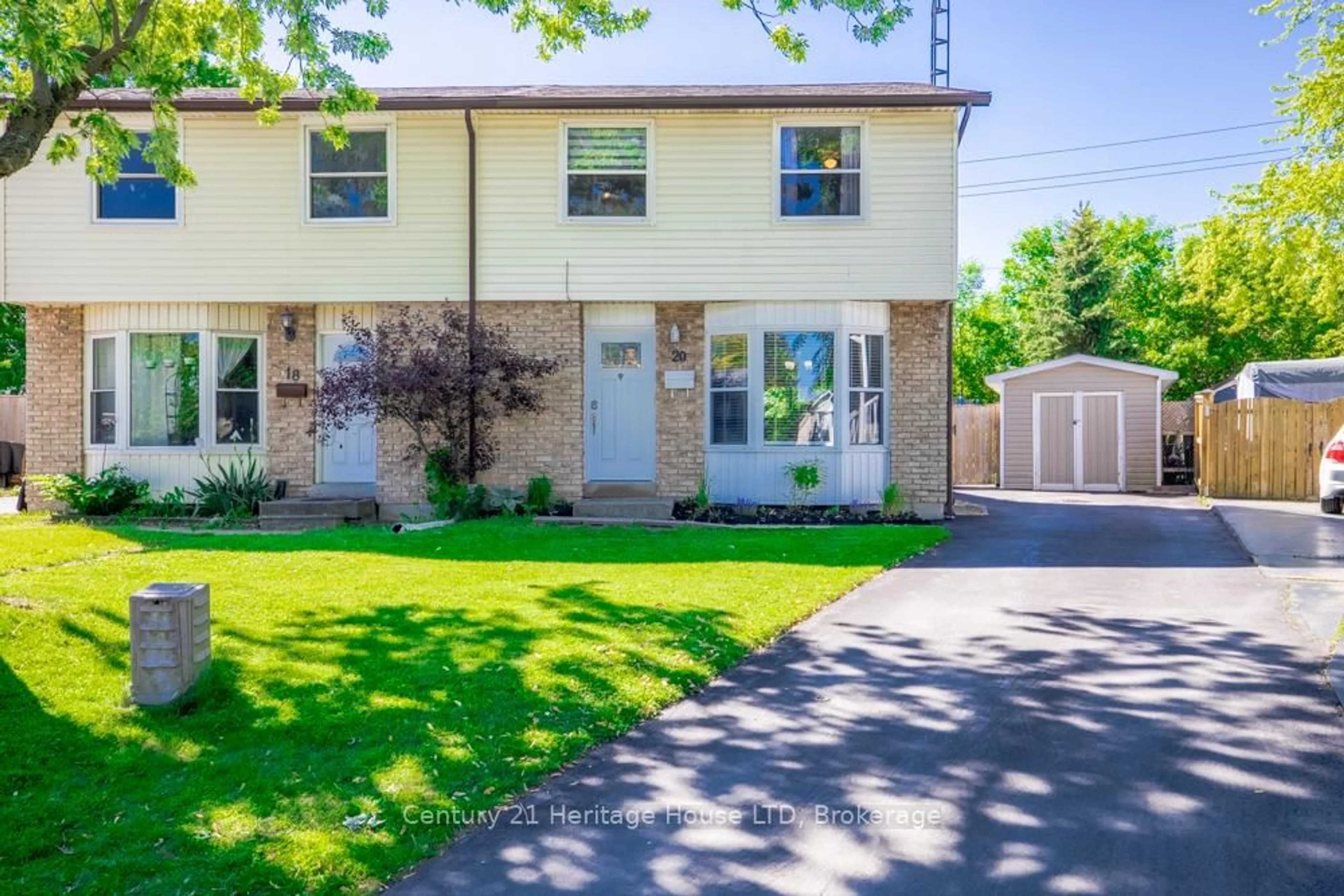 Home with vinyl exterior material, street for 20 Baldwin Circ, Thorold Ontario L2V 4H5