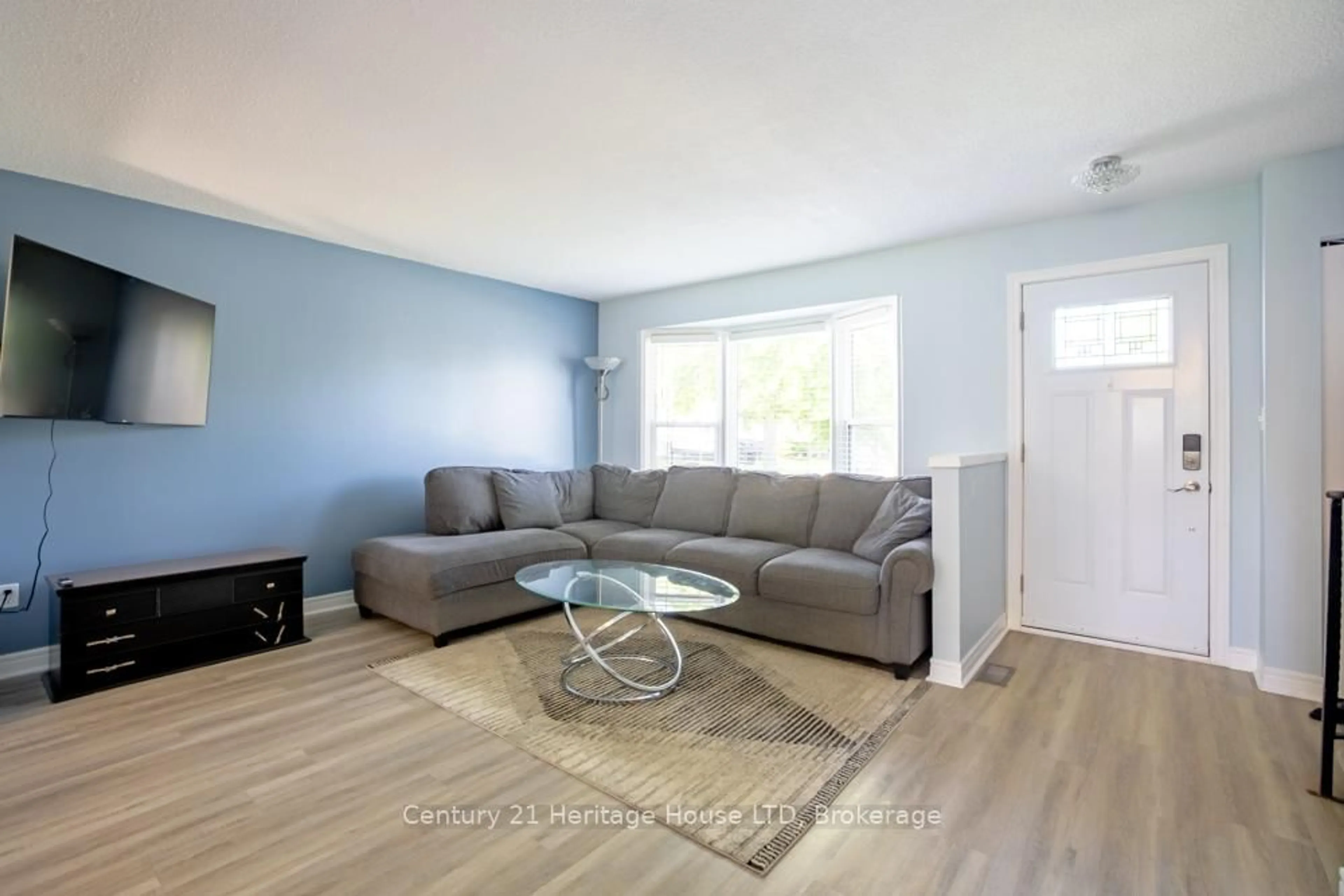 Living room with furniture, wood/laminate floor for 20 Baldwin Circ, Thorold Ontario L2V 4H5