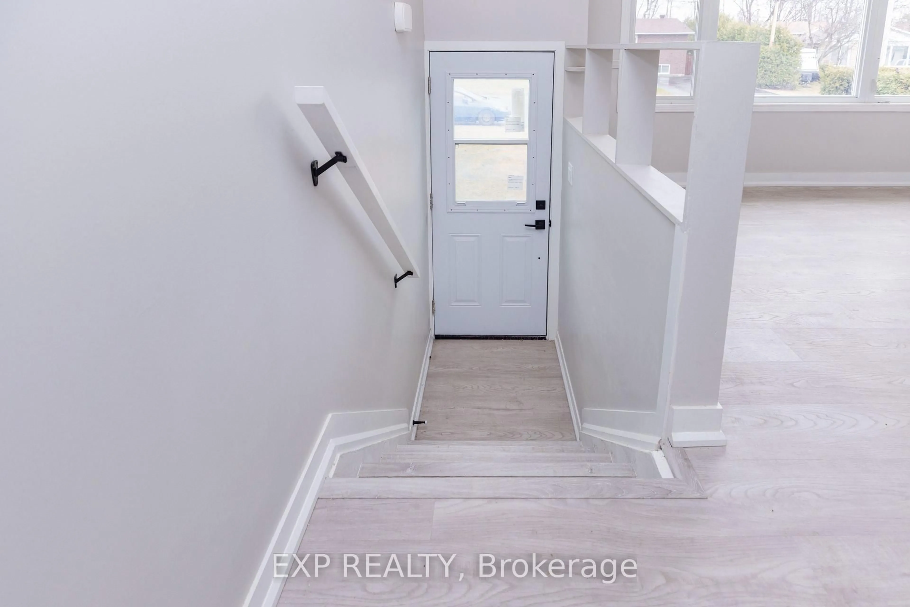 Indoor entryway for 990 St Jacques St, Clarence-Rockland Ontario K4K 1C1