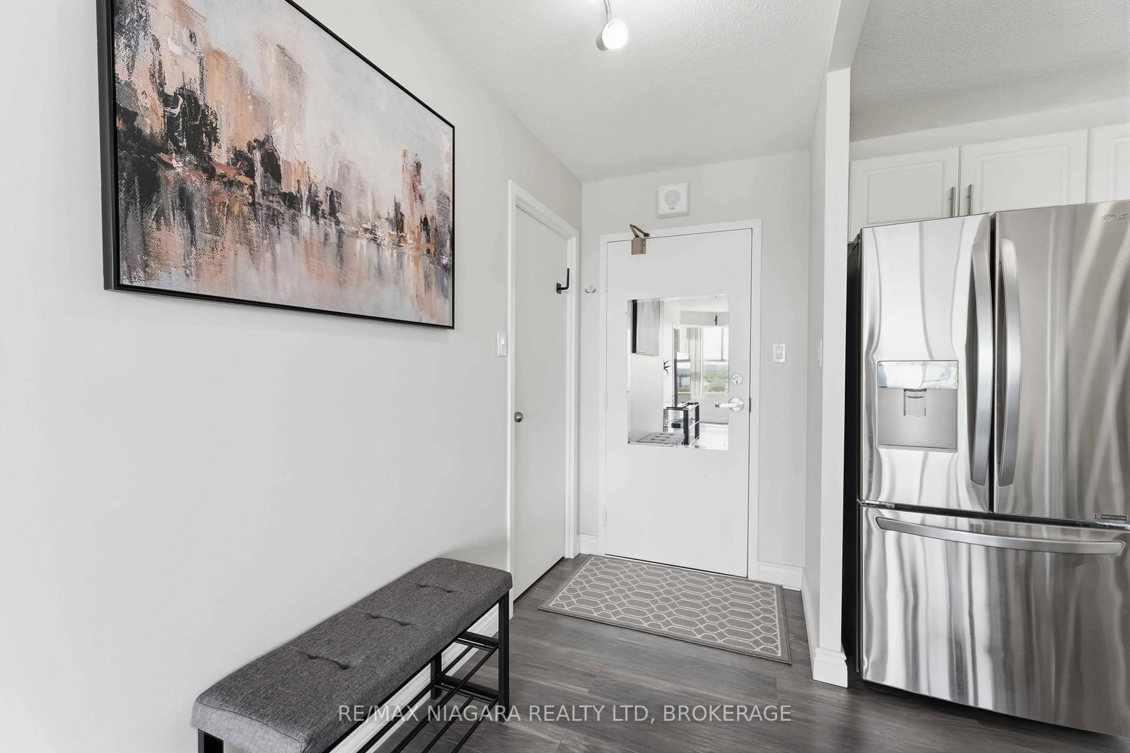 Indoor entryway for 7 GALE Cres #1207, St. Catharines Ontario L2R 7M8